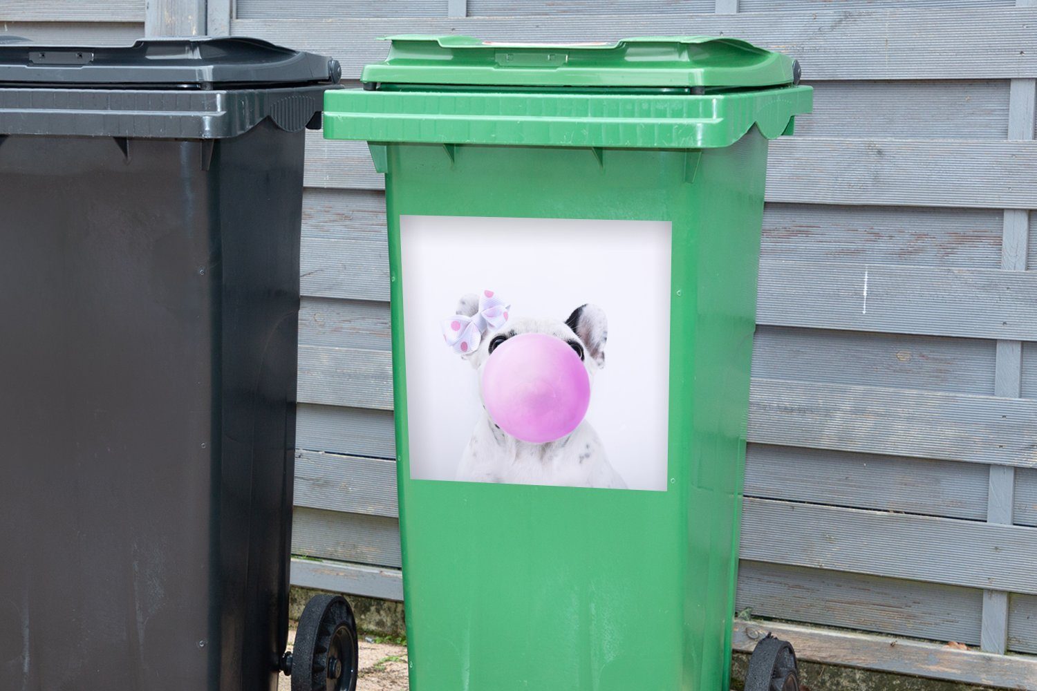 Wandsticker (1 MuchoWow Abfalbehälter St), Mülltonne, eine Mülleimer-aufkleber, pustet Kaugummiblase Sticker, Container, Hund Ein