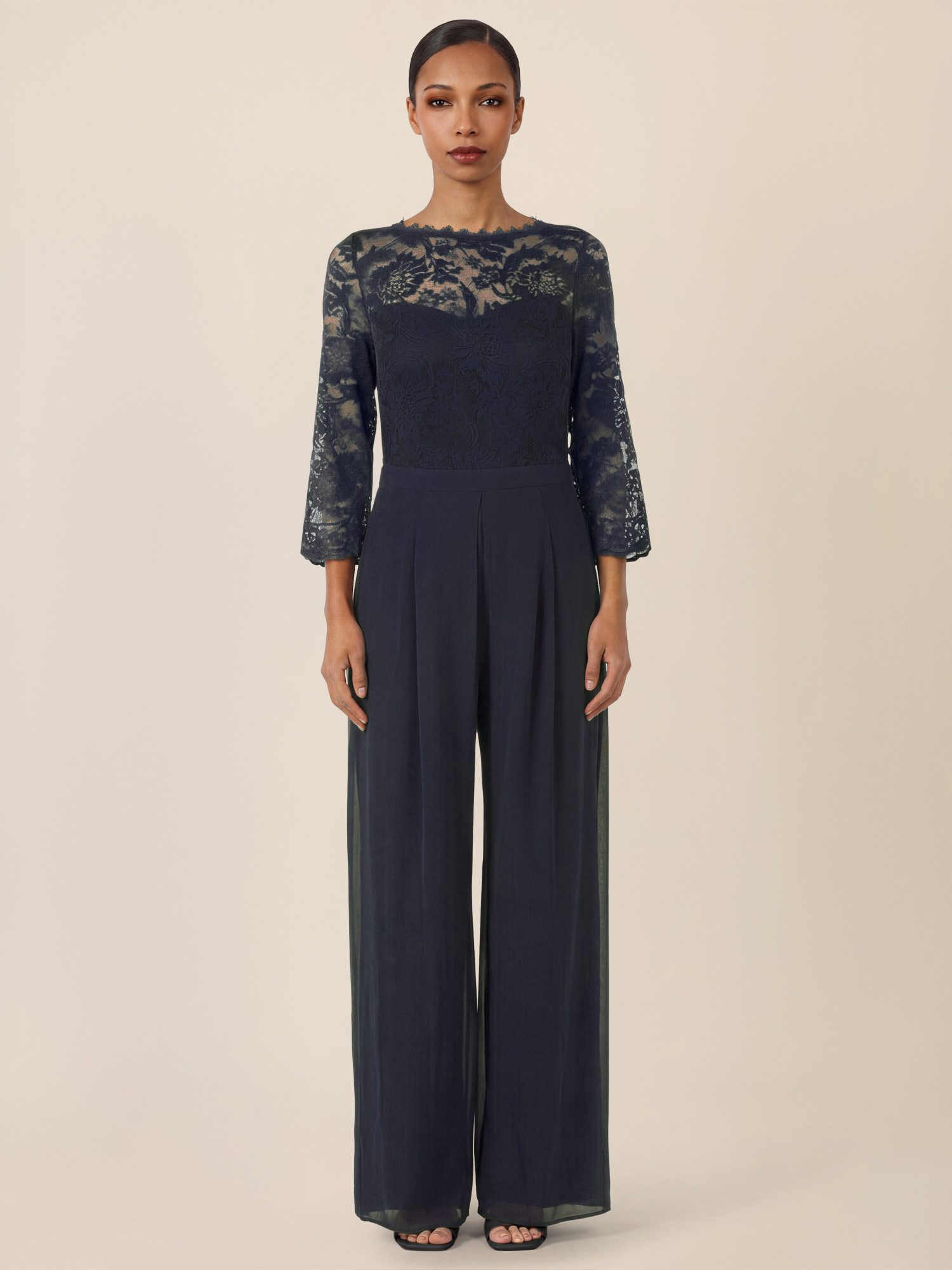 Apart Jumpsuit aus Spitze und Chiffon mit weitem Bein