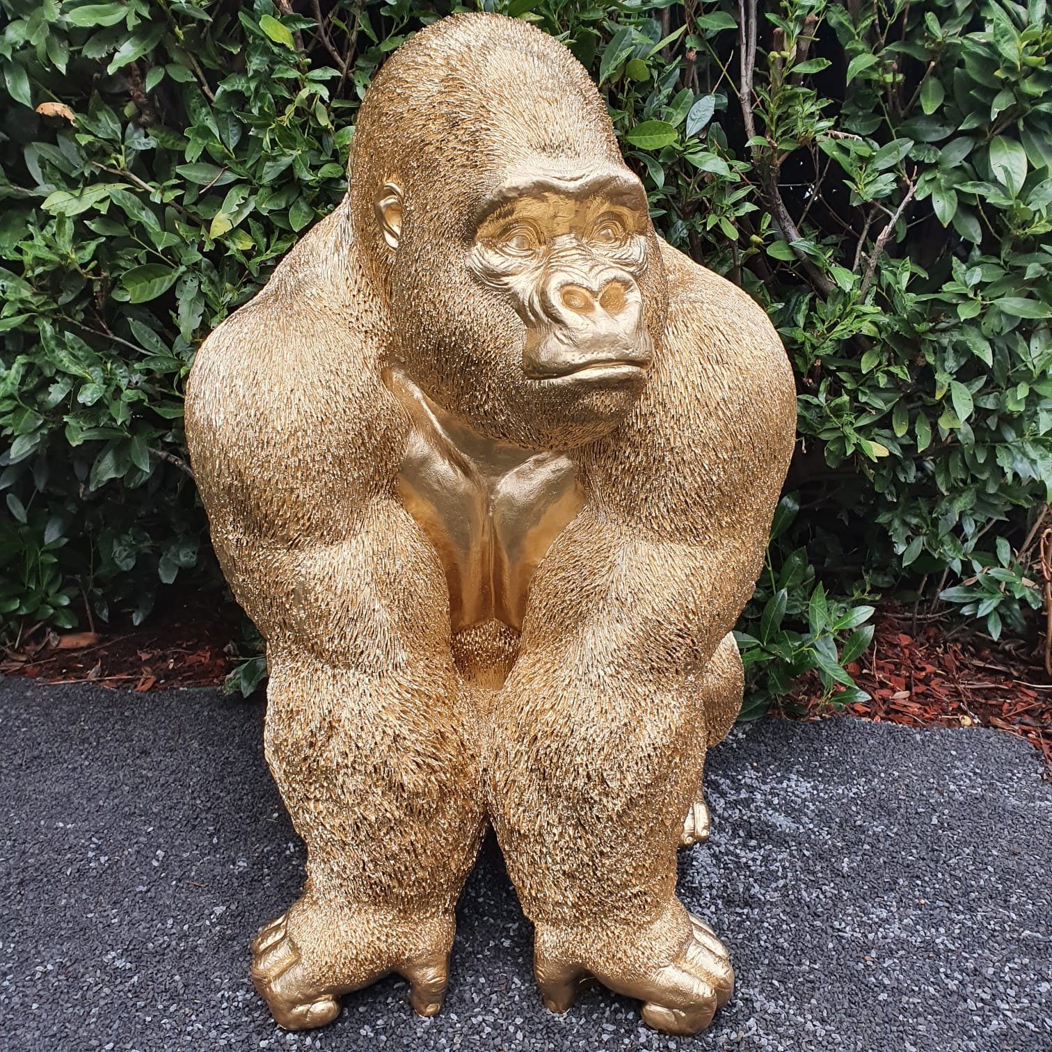 Aspinaworld Gartenfigur Große sitzende Gorilla Figur in Gold 110 cm