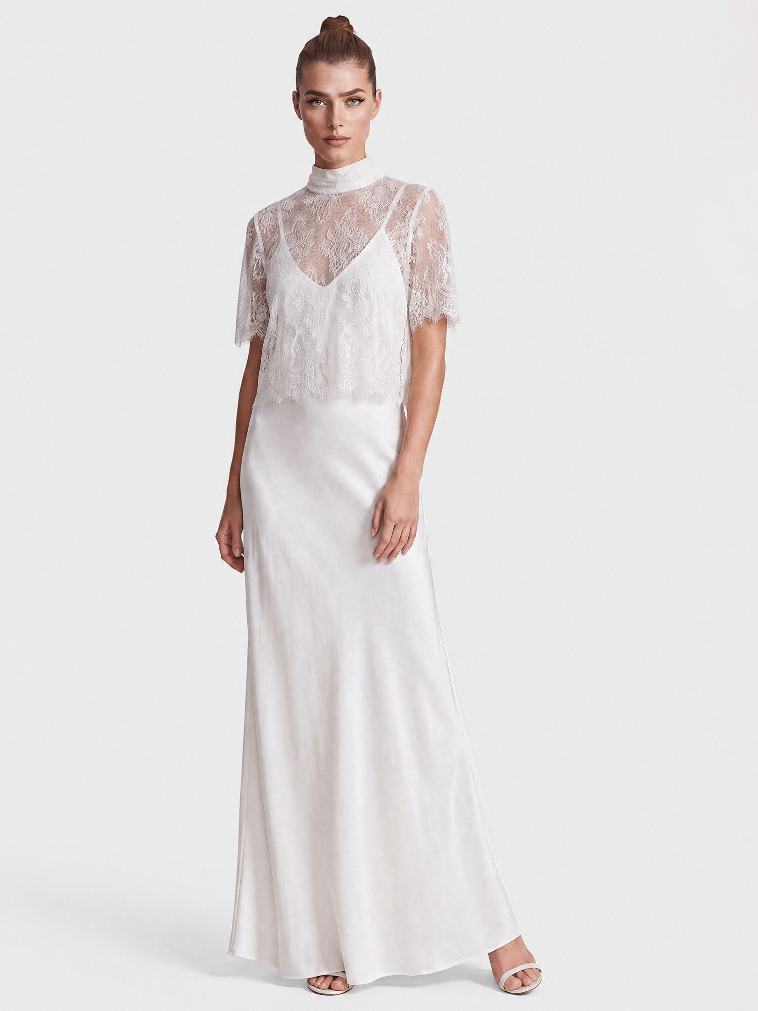 Apart Brautkleid aus Satin mit Spitzenjäckchen