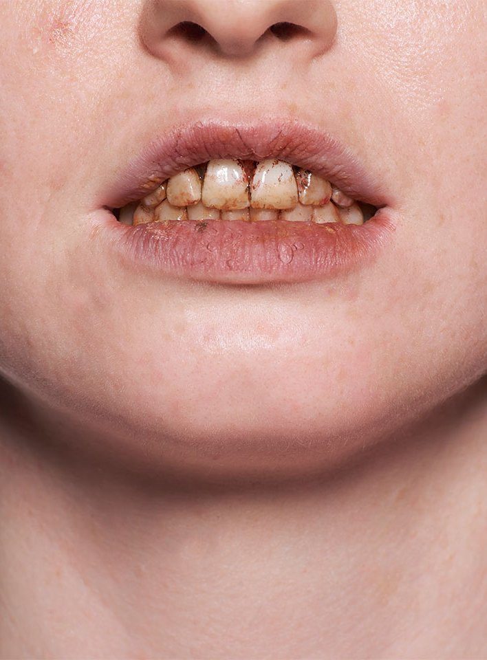 Maskworld Theaterschminke Zahnlack Nikotin 10ml Pinselflasche, Profi-Schminkzubehör für spektakuläre Effekte