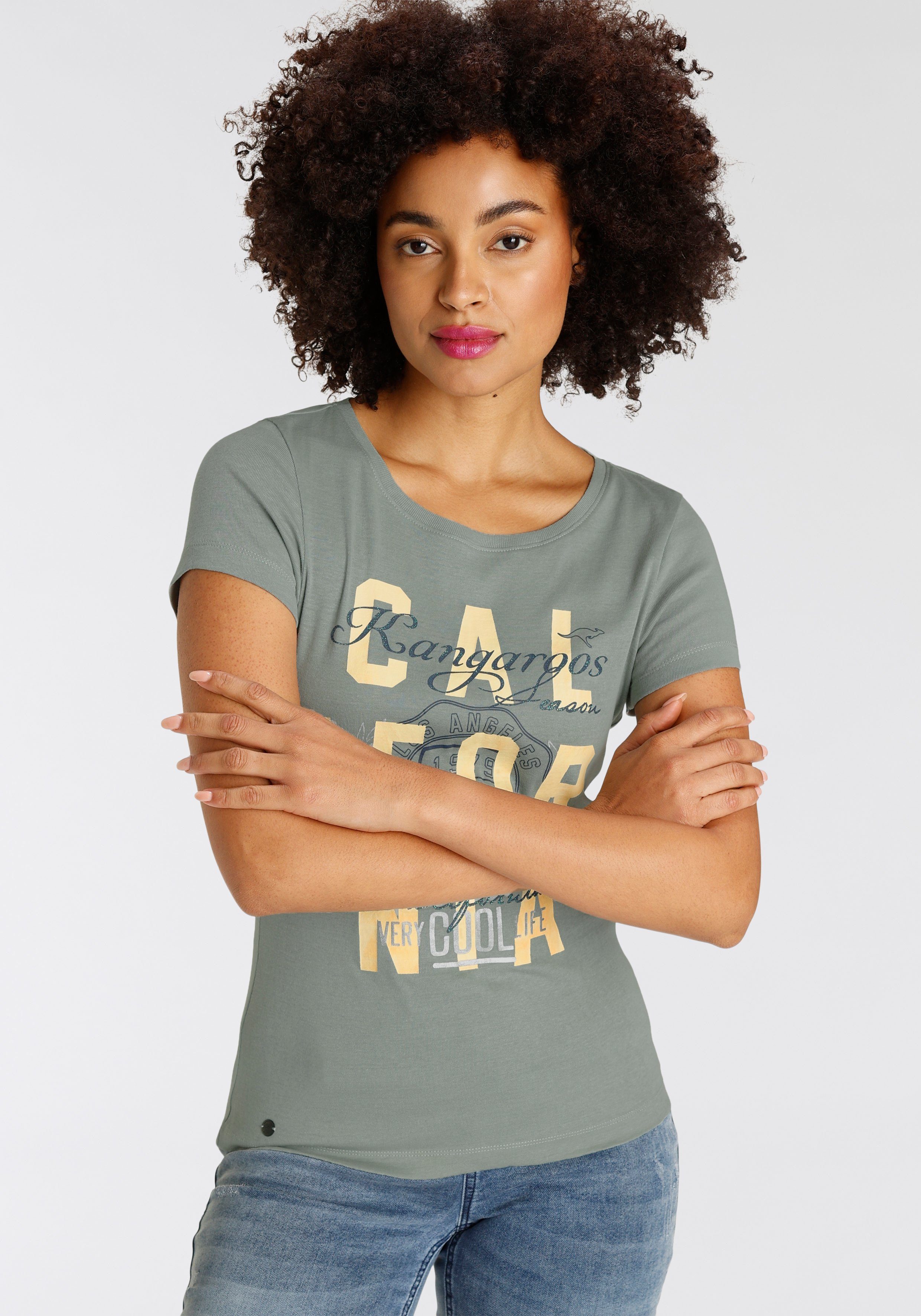Gehen Sie zum Online-Shop! KangaROOS Print-Shirt mit NEUE KOLLEKTION Logodruck California-Style im - khakigrau