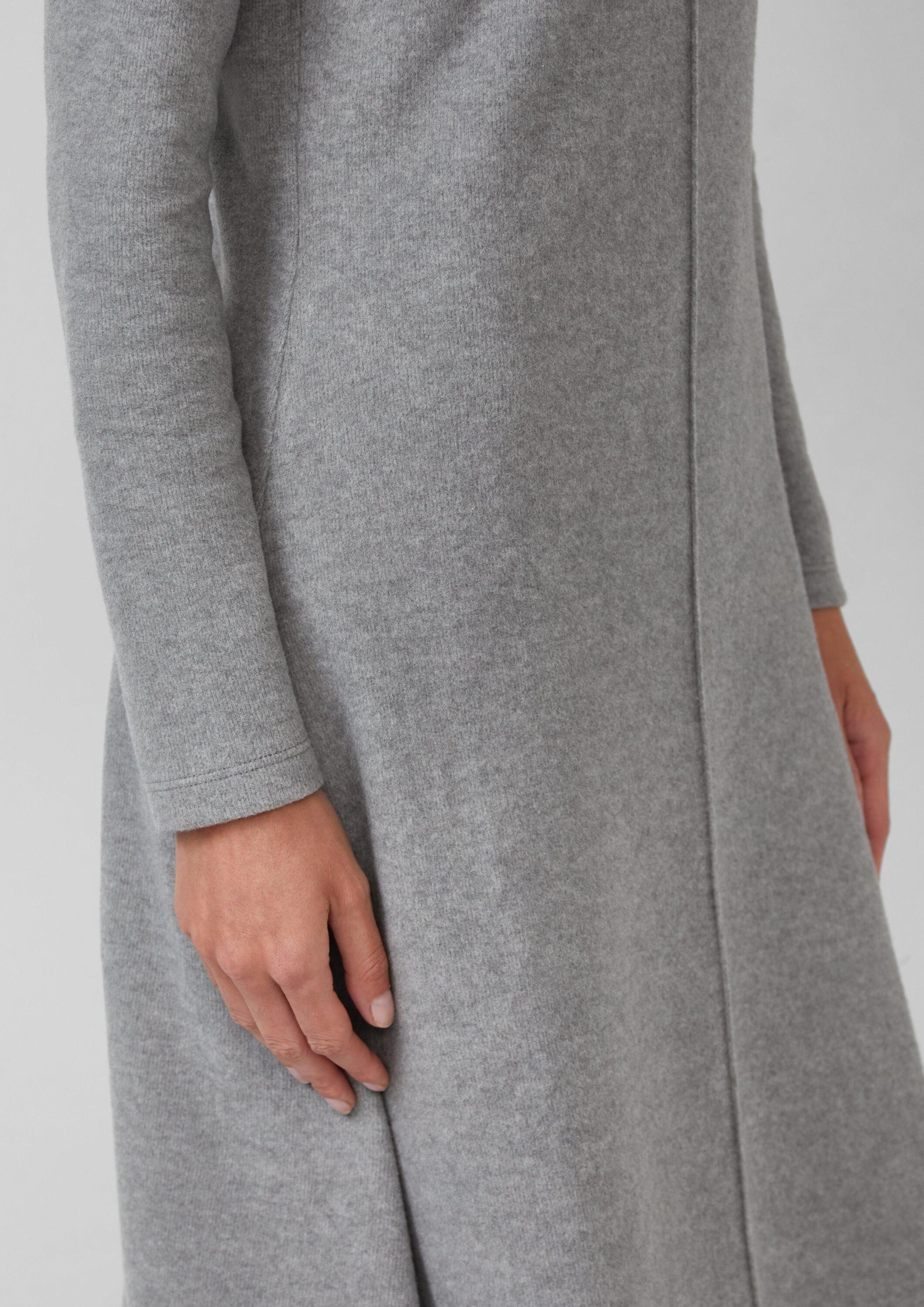 s.Oliver Midikleid Kleid Strukturiertes Midikleid aus weichem Sweat im Slim Fit