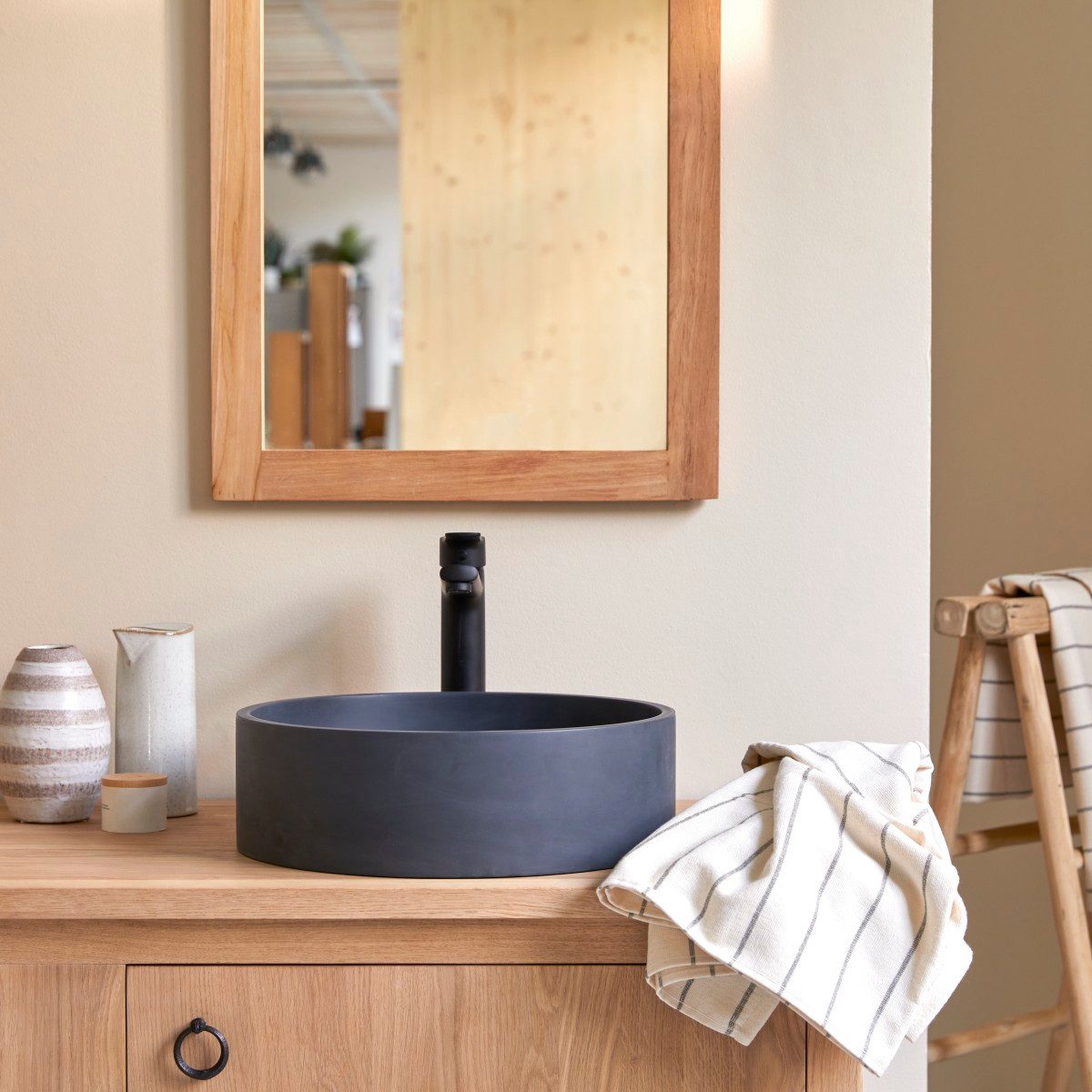 Tikamoon Waschbecken Runder Waschtisch Gina aus schwarzem Terrazzo