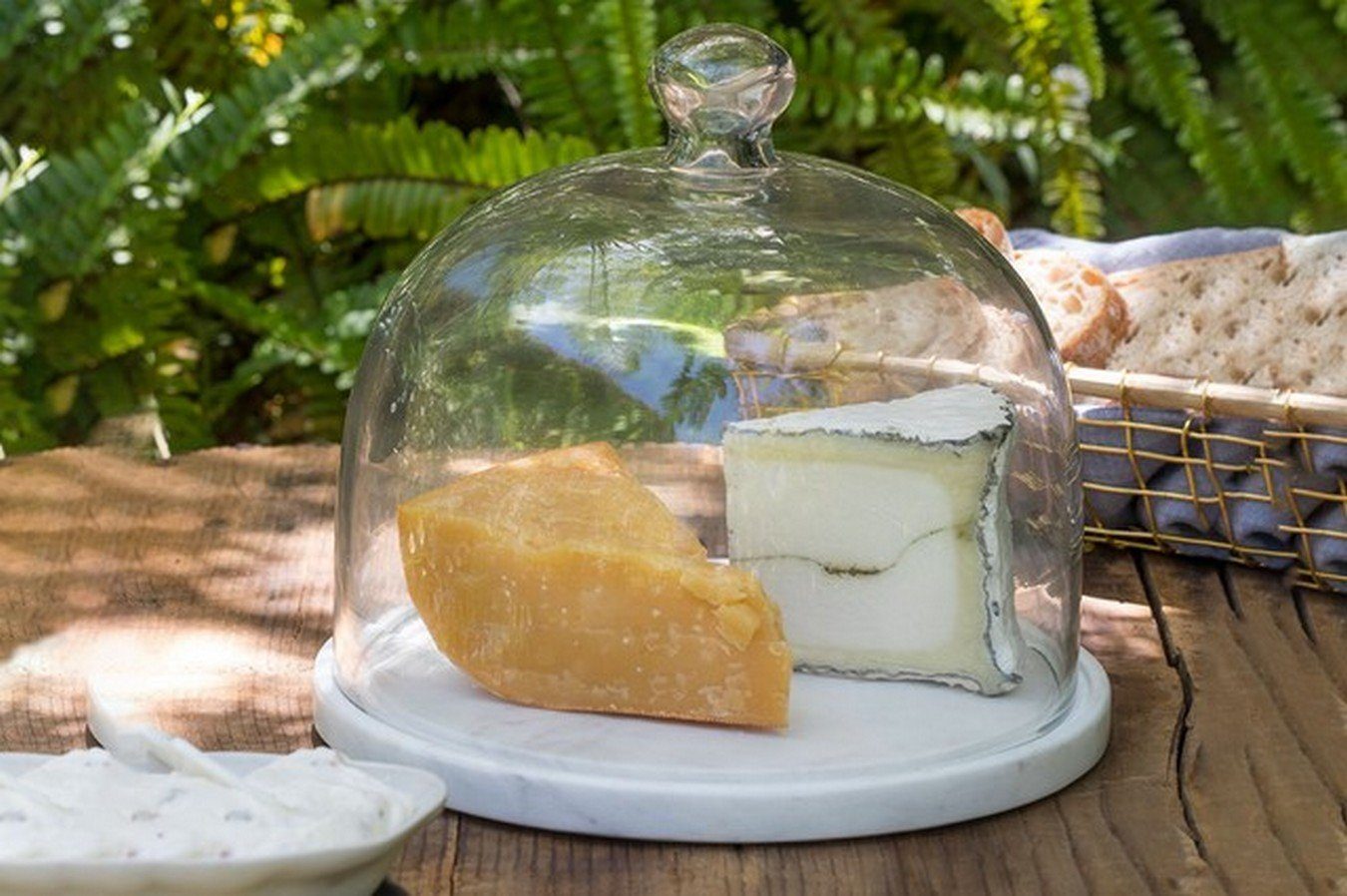 daslagerhaus living Besteck-Set Käseplatte Marmor mit Glasglocke, Marmor/Glas. € 69,99