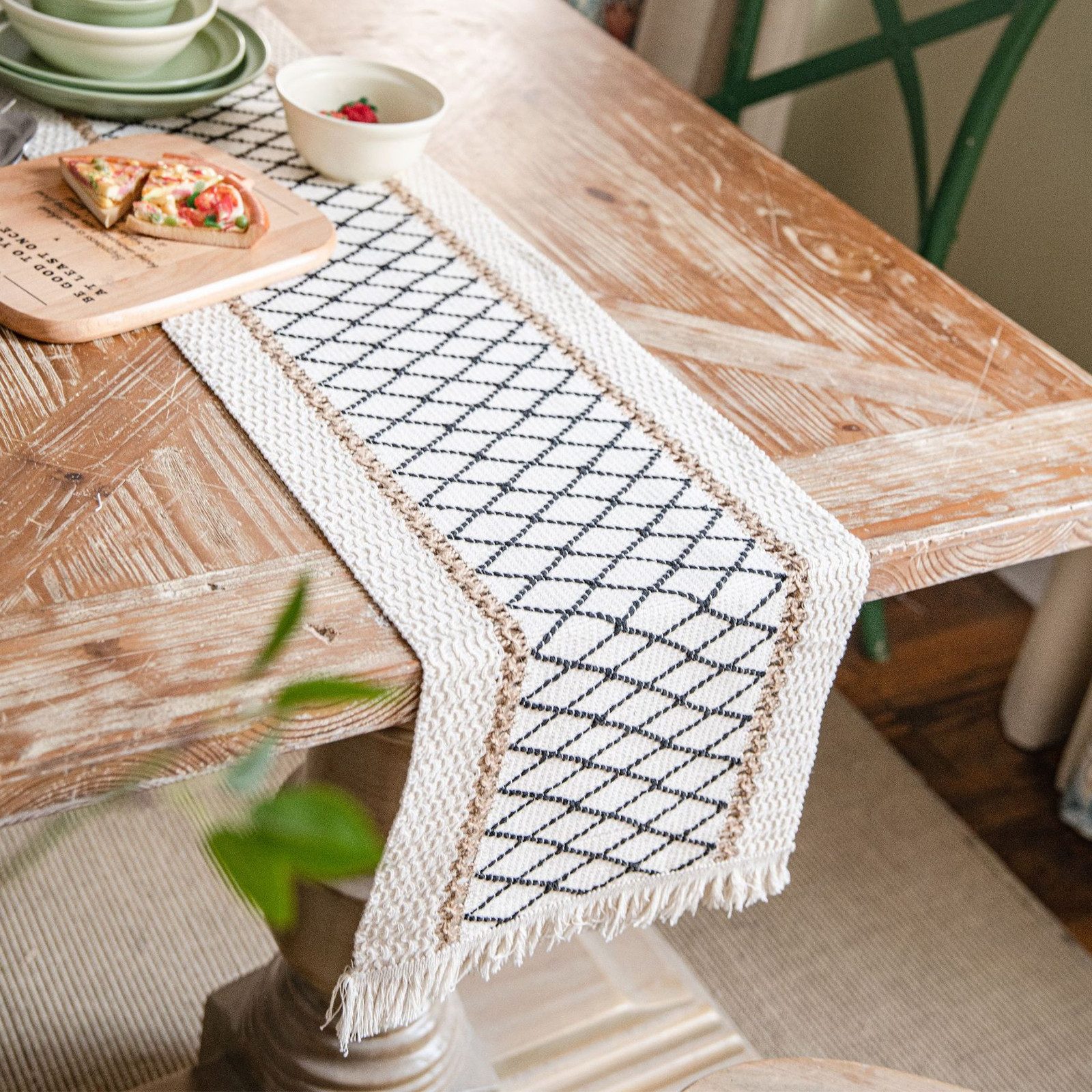 MOPUEA Tischläufer Tischläufer Beige Boho-Tischläufer mit Quasten, Baumwollleinen (Boho Tischläufer aus Baumwolle und Leinen mit Quasten in …
