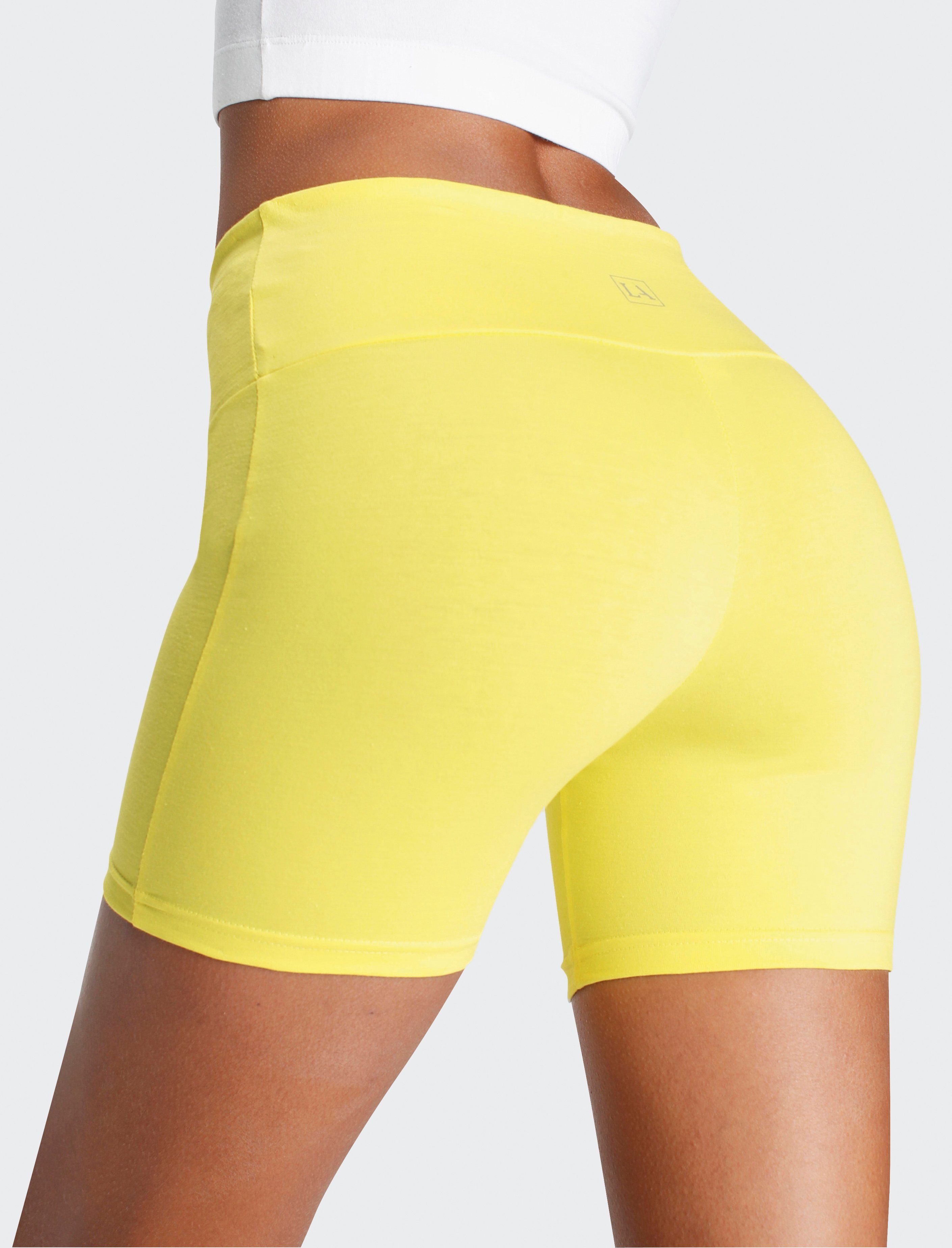 LASCANA Shorts mit breitem Bündchen und Logodruck, Loungewear gelb