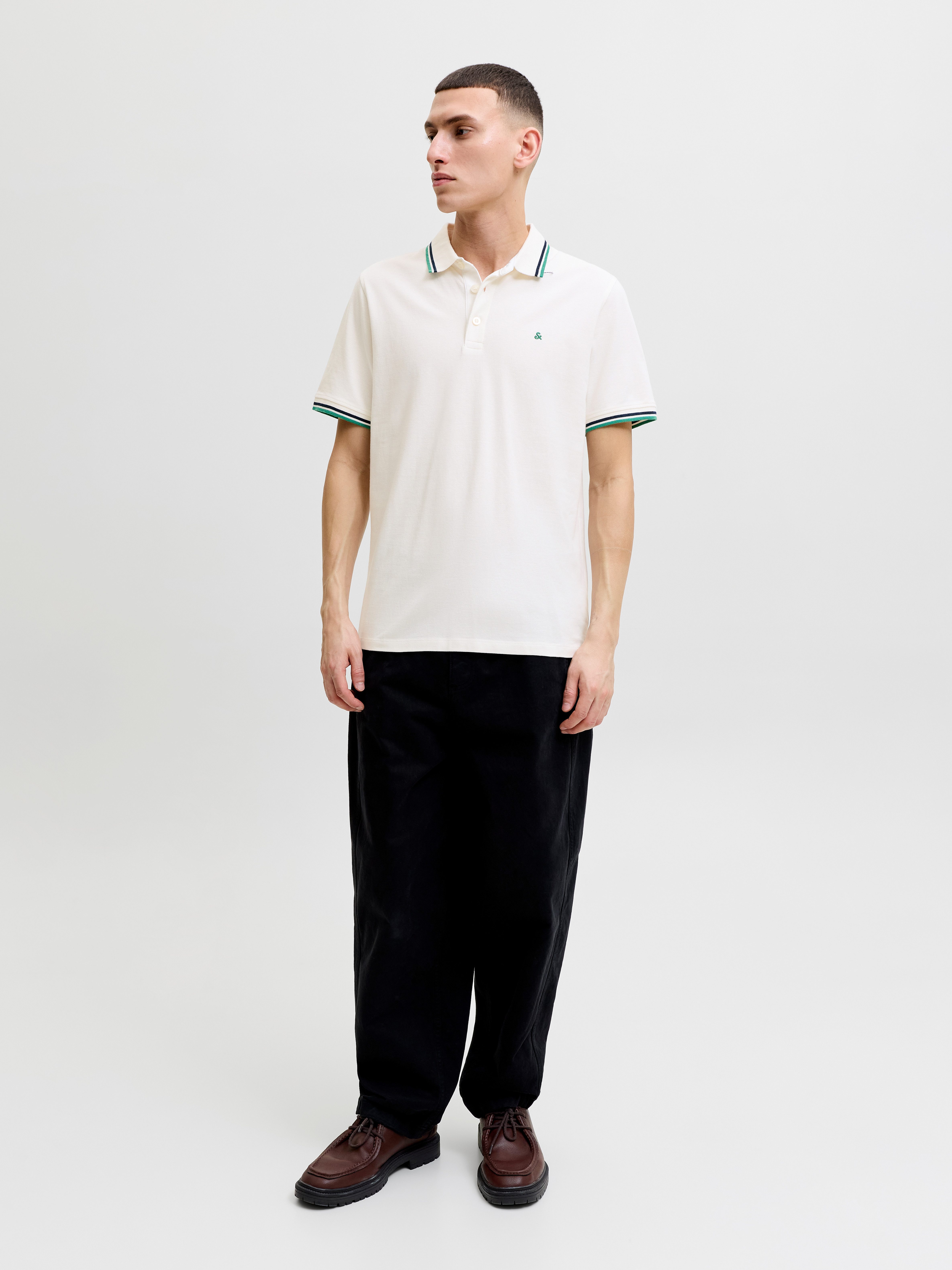 Jack & Jones Poloshirt JJEPAULOS Poloshirt mit klassischem Kragen und figurbetonter Form Logostickerei, modisch, schmal, Baumwolle, Polokragen – Bild 4 von 5
