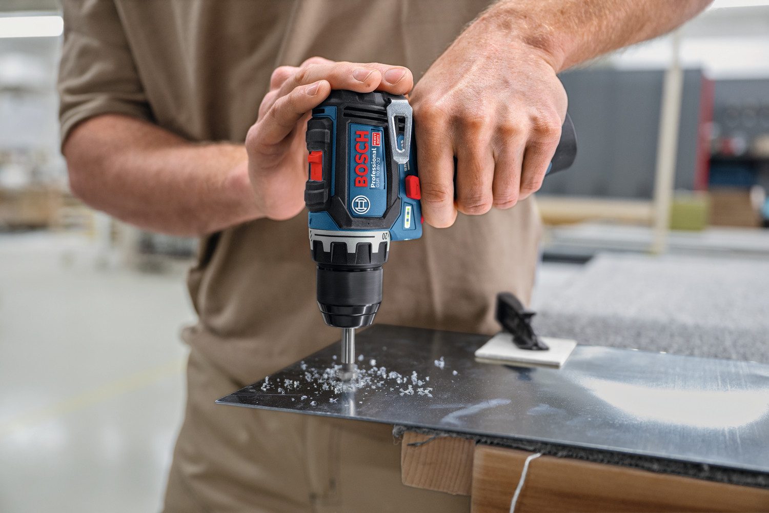 Bosch Professional Akku-Bohrschrauber GSR 12V-32, (Set), inkl. 2 Akkus, Ladegerät, 36-tlg. Zubehörset und Tasche