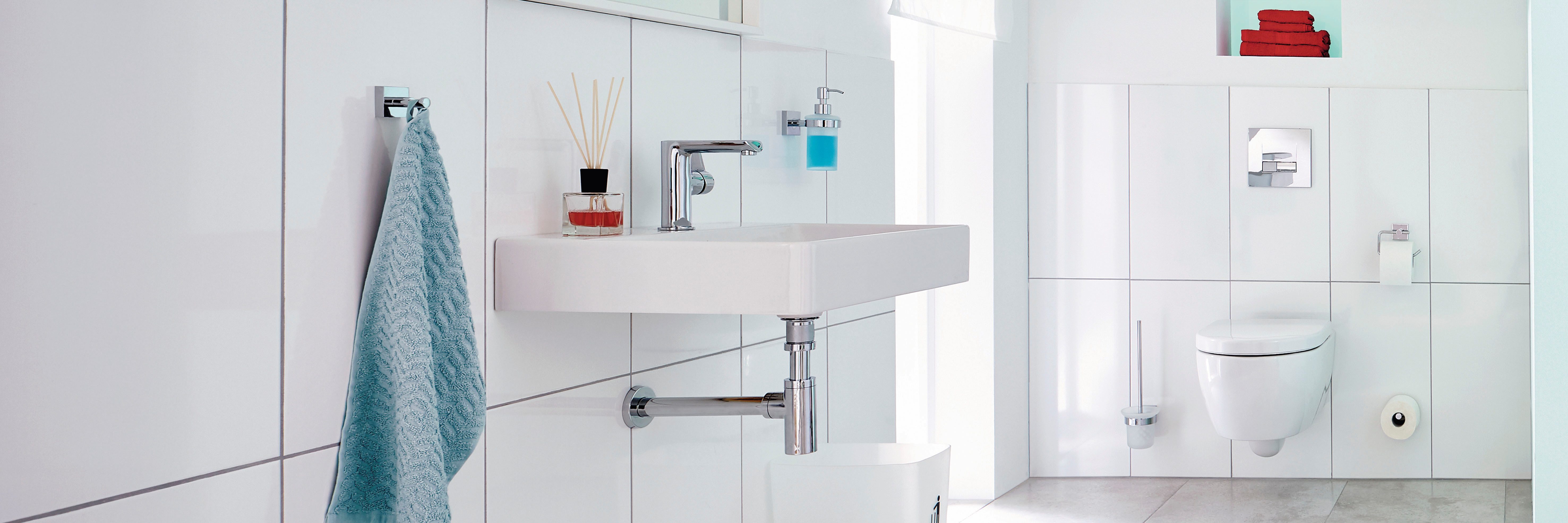 tesa Toilettenpapierhalter EKKRO Ersatzrollenhalter ohne Bohren - 5 cm : 12,5 cm : 5 cm (Packung, EKKRO), selbstklebender WC-Rollenhalter - chrom - silber glänzend