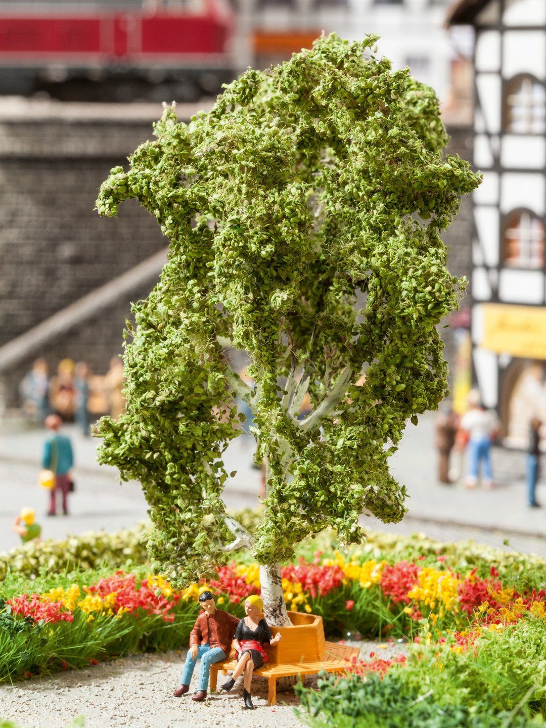 Dekobaum NOCH Baum mit Ruhebank, Modellbaum für Landschafts