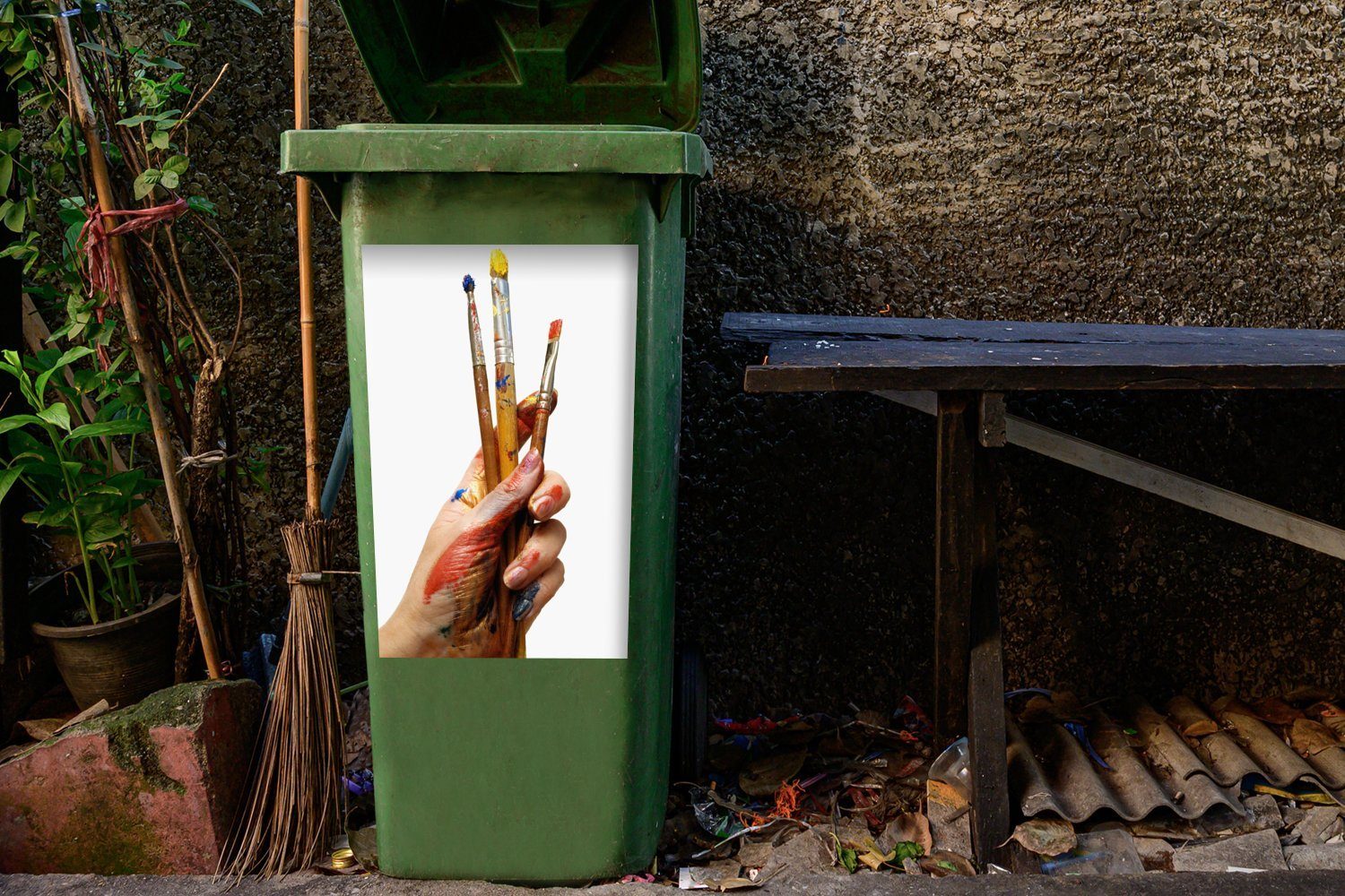 Sticker, Wandsticker MuchoWow St), mit (1 Hintergrund auf Pinsel Container, Mülltonne, Mülleimer-aufkleber, Hand Abfalbehälter weißem