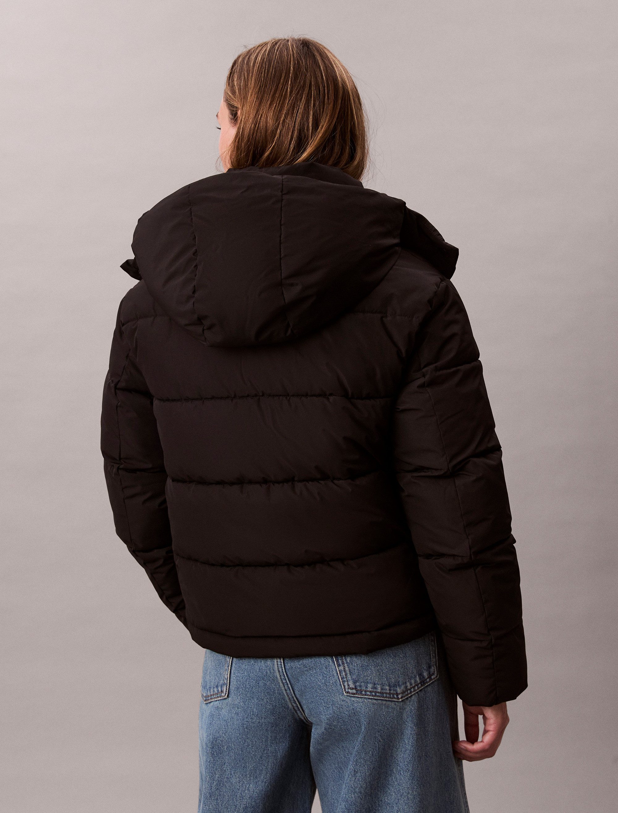 Calvin Klein Jeans Steppjacke MATTE MONOLOGO MW SHORT PUFFER Mit Rundhalsausschnitt, regular fit