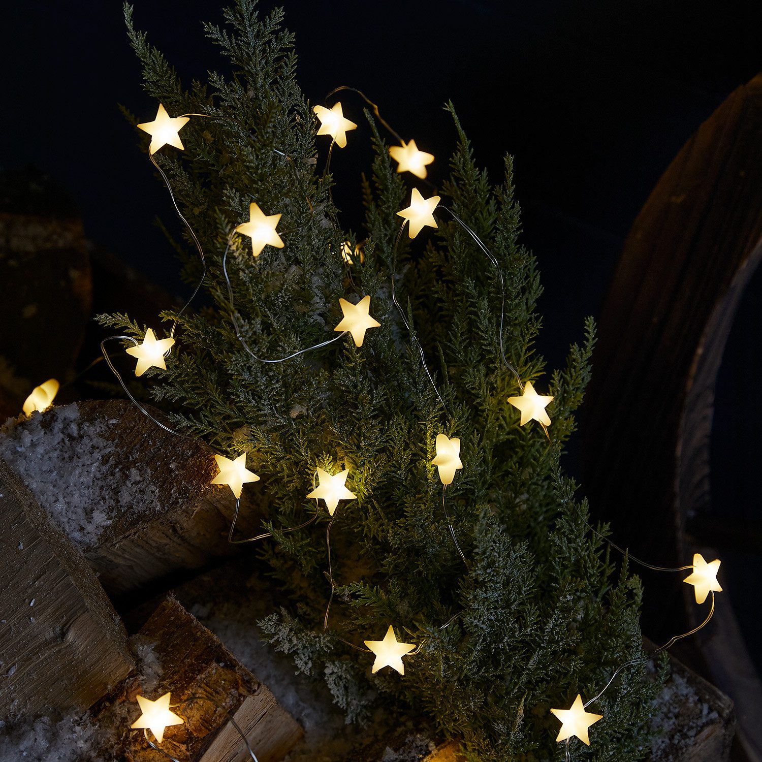 Lights4fun LED-Lichterkette 50er LED Micro Lichterkette außen Sterne aus Gummi warmweiß, Länge: 4.9m, Sterne jeweils 2cm groß, Timer 6 Std.