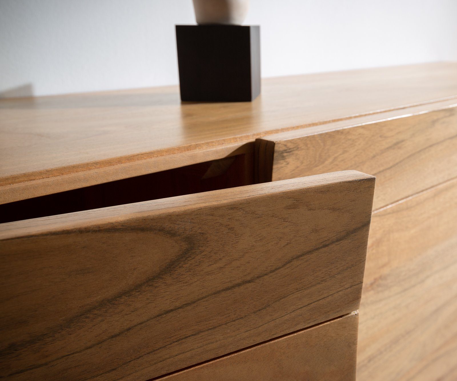 DELIFE Sideboard Kayu, Akazie Natur 145x40x70 cm 3 Türen V-Fuß Sideboard