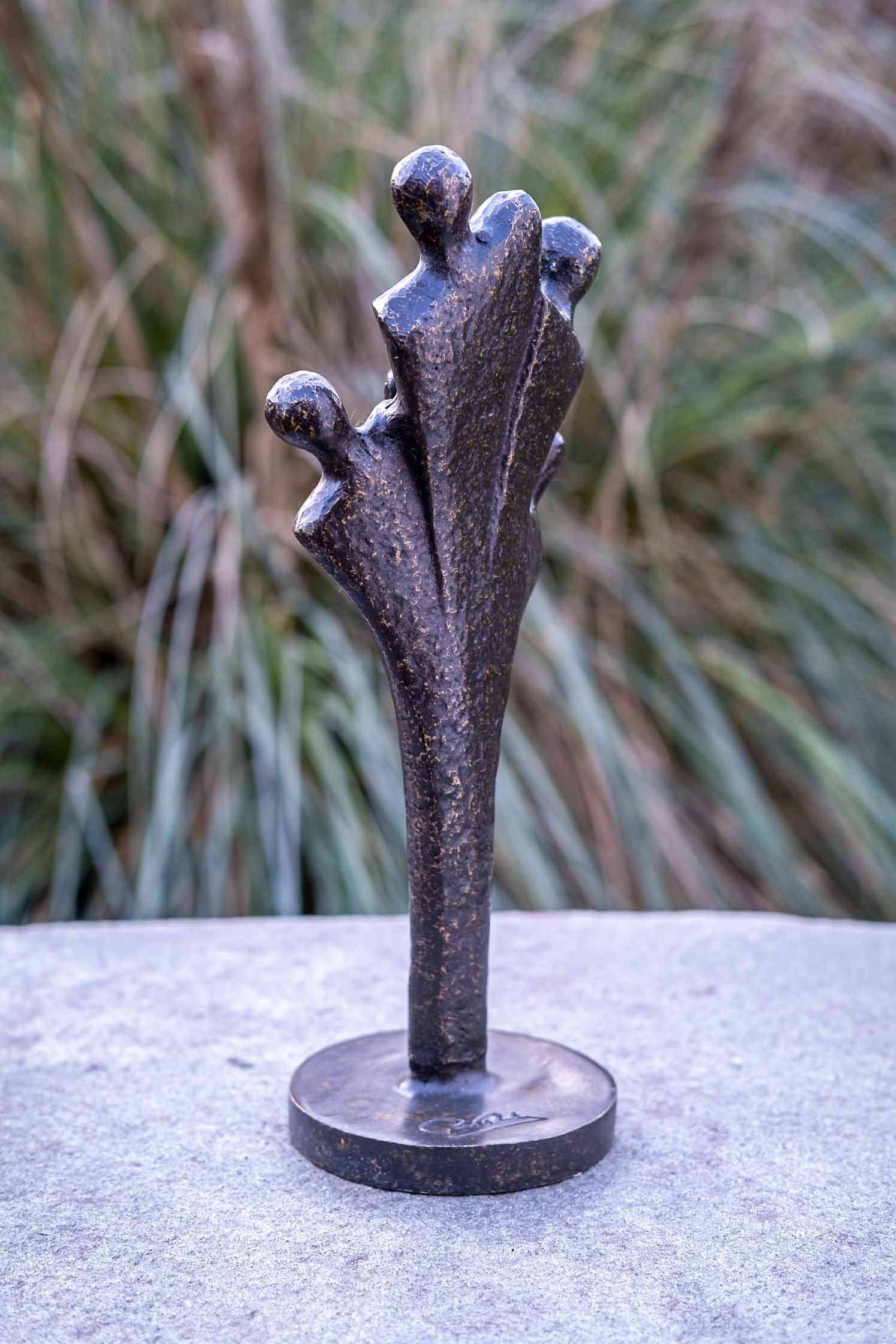 Frost, Wachsausschmelzverfahren werden IDYL in Hand IDYL Langlebig und Kleine Bronze-Skulptur von patiniert. Regen und in – – Skulptur Modelle Bronze gegossen witterungsbeständig robust Familie, sehr UV-Strahlung. Gartenfigur Bronze gegen Die –