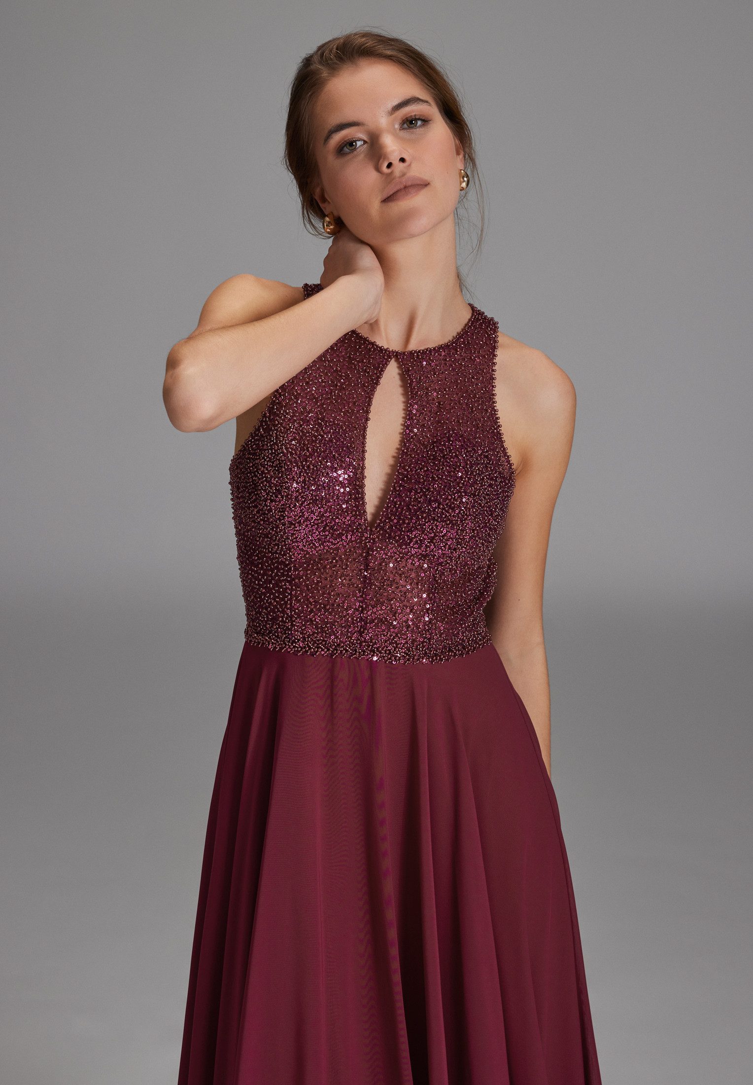 Hey Kyla Abendkleid - Abendkleid mit Stickerei und Cut-Out Detail Taillierter Schnitt mit ausgestelltem Rockteil