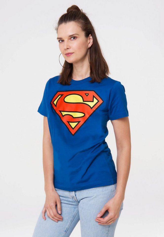 mit Siebdruck als Superman LOGOSHIRT Aufwendiger Superman-Logo Logo trendigem Superhelden-Print, mit Highlight T-Shirt