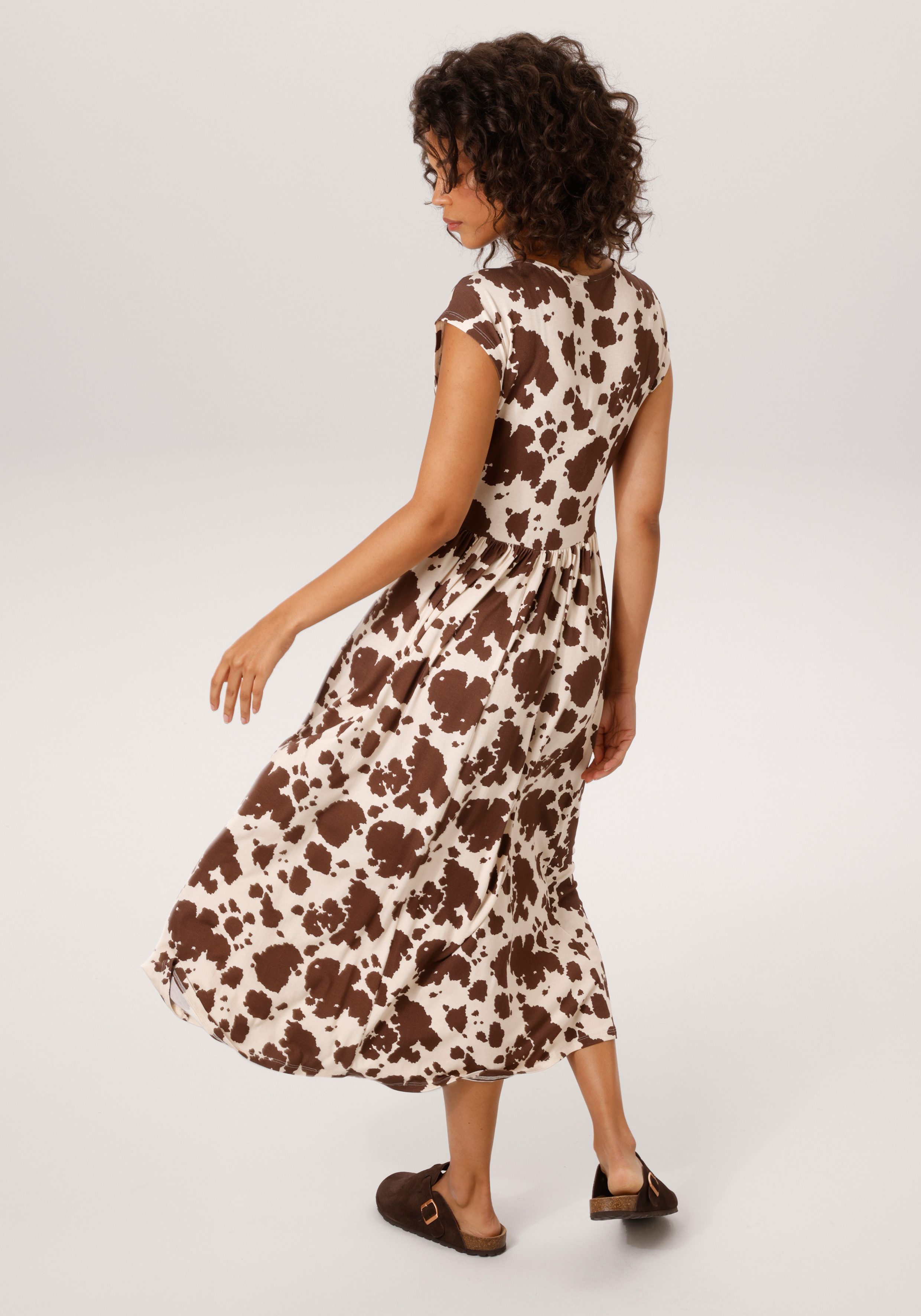 Aniston CASUAL Sommerkleid mit topaktuellen Kuh-Flecken - jedes Teil ein Unikat