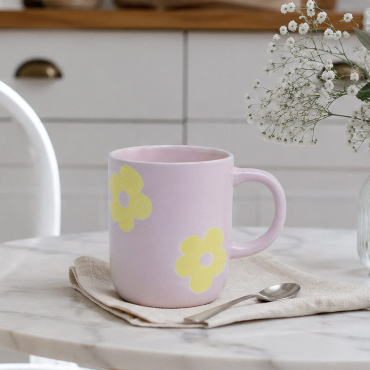 Geda Labels GmbH Tasse Daisy Flower rosa, 1-tlg., Keramik, Rosa, 400ml, mit Relief-Muster in Blütenform