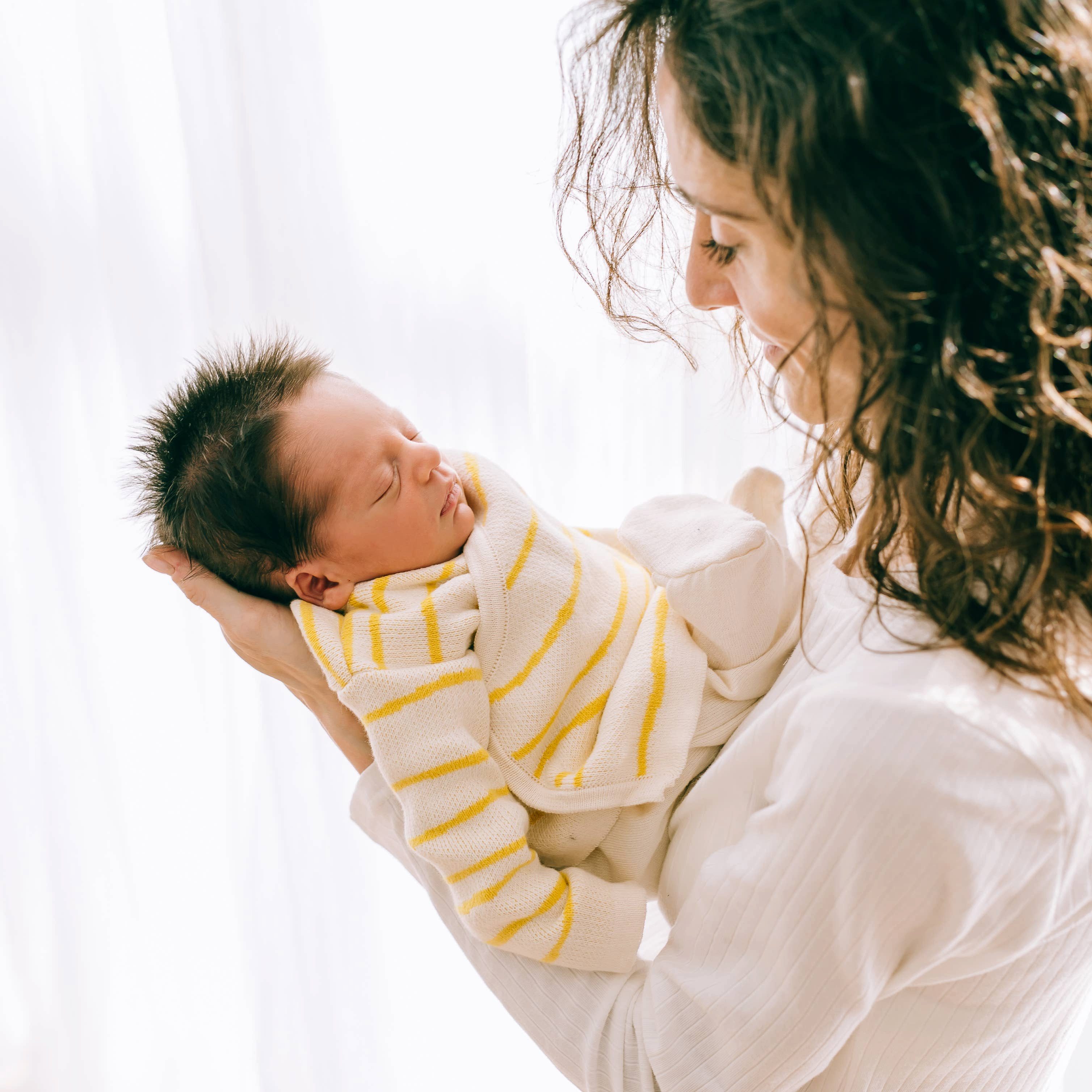 suebidou Neugeborenen-Geschenkset Newborn Baby Set aus Bio Baumwolle zur Geburt 4 teilig (1 Hose, 1 Jacke, 1 Mütze, 1 Tasche) 4 teiliges Set aus hochwertigen Materialien