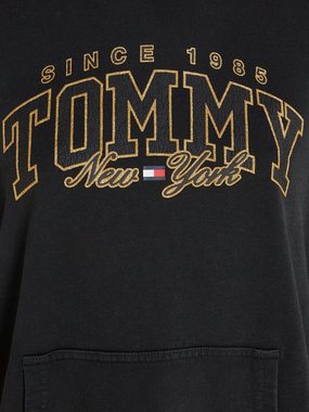 Tommy Jeans Kapuzensweatshirt TJW RLX LUXE VARSITY HOODIE mit großem Logodruck