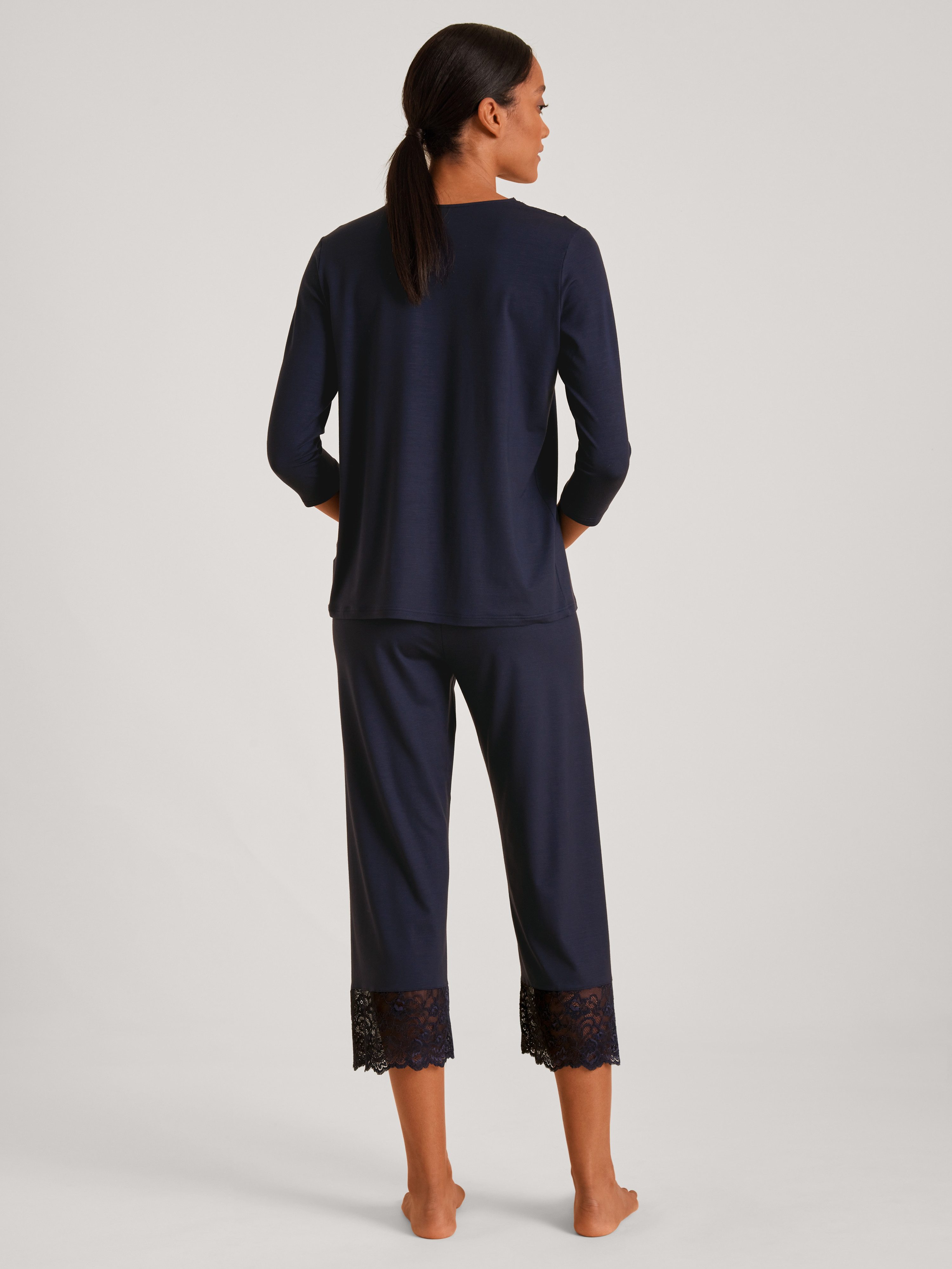 CALIDA Schlafanzug Elegant Dreams (2 tlg) Spitzenbesatz, V-Ausschnitt, Single Jersey Qualität, elastisch
