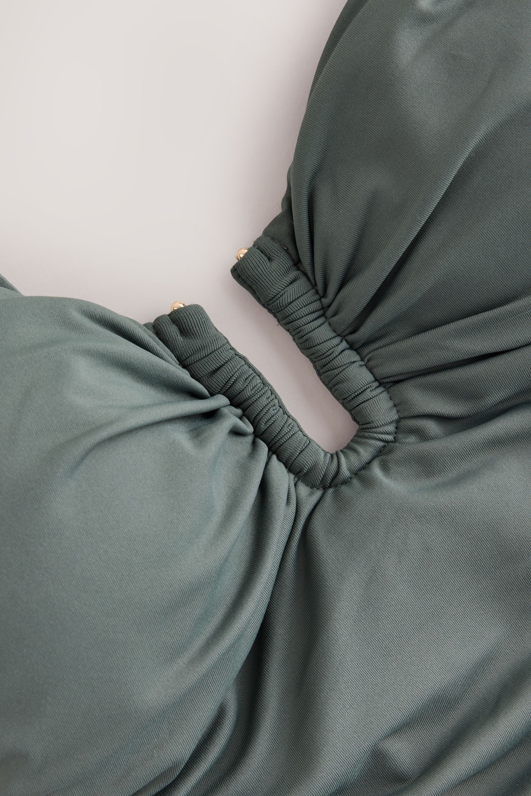 Next Badeanzug Bauchformender Bandeau-Badeanzug mit Raffung (1-St) – Bild 3 von 3