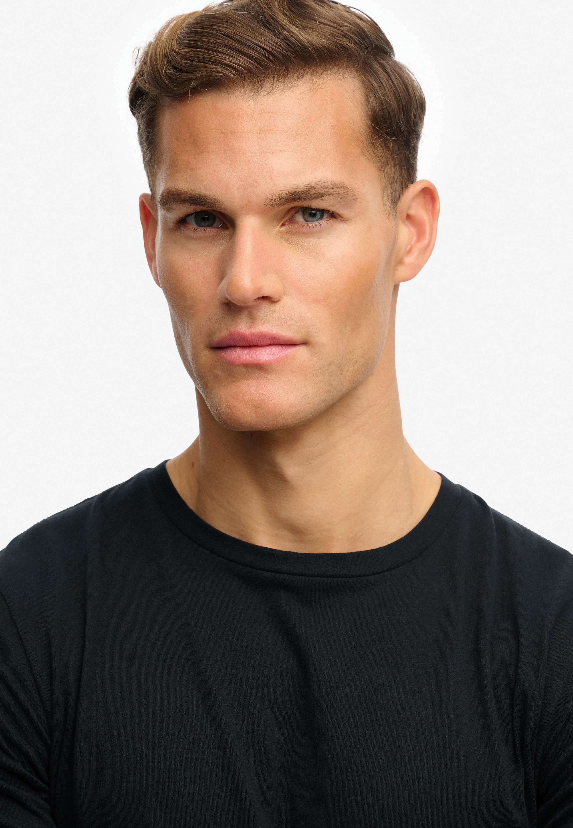 Superdry Rundhalsshirt CLASSIC ESSENTIAL TEE Relaxed Fit, aus Baumwolle und Single Jersey, mit Rundhalsausschnitt