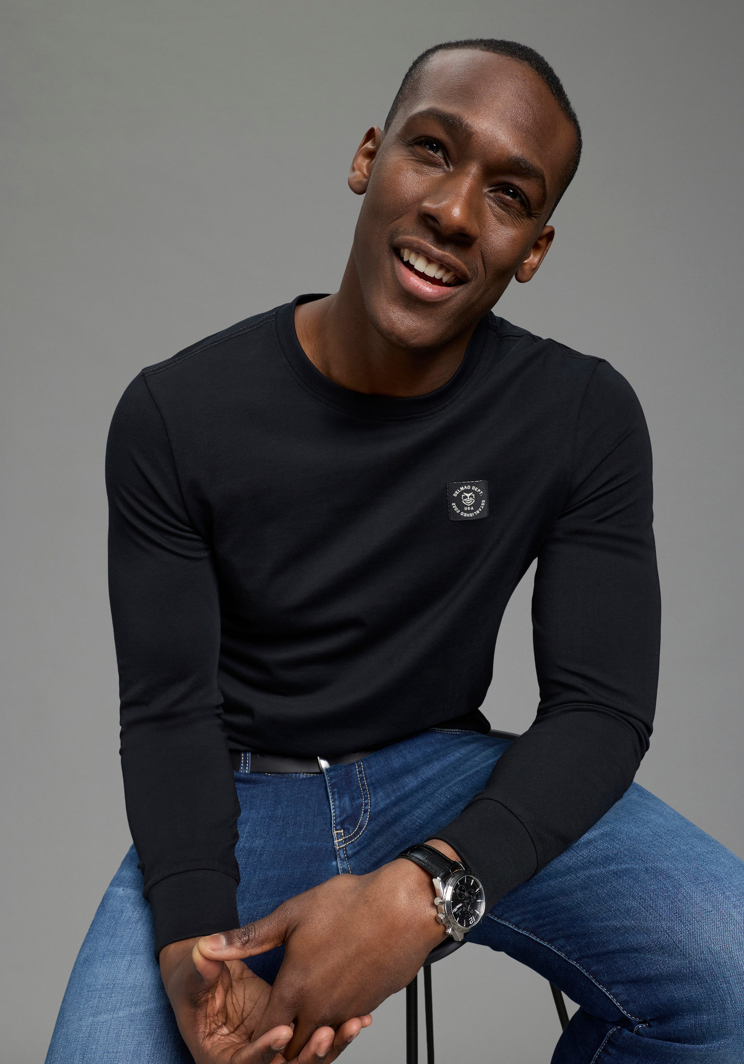 DELMAO Rundhalsshirt mit Markenlabel günstig online kaufen