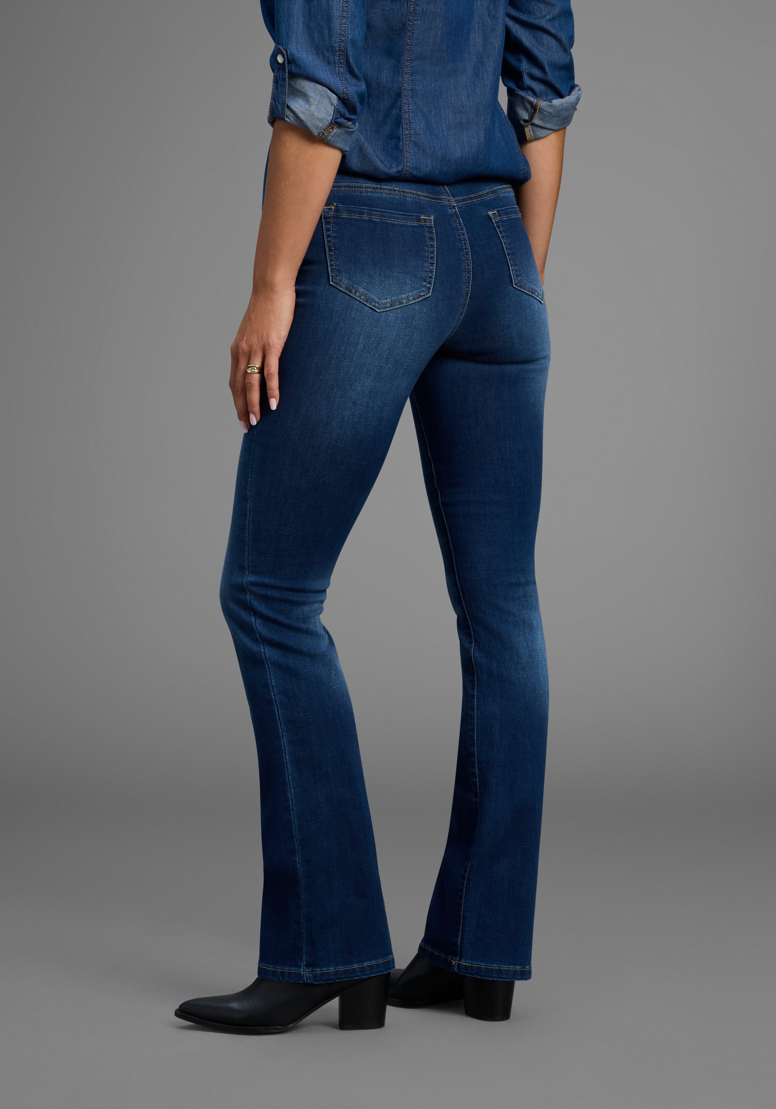 Arizona Bootcut-Jeans Ultra-Stretch normale Passform, Baby-Bootcut, Used-Look-Waschung