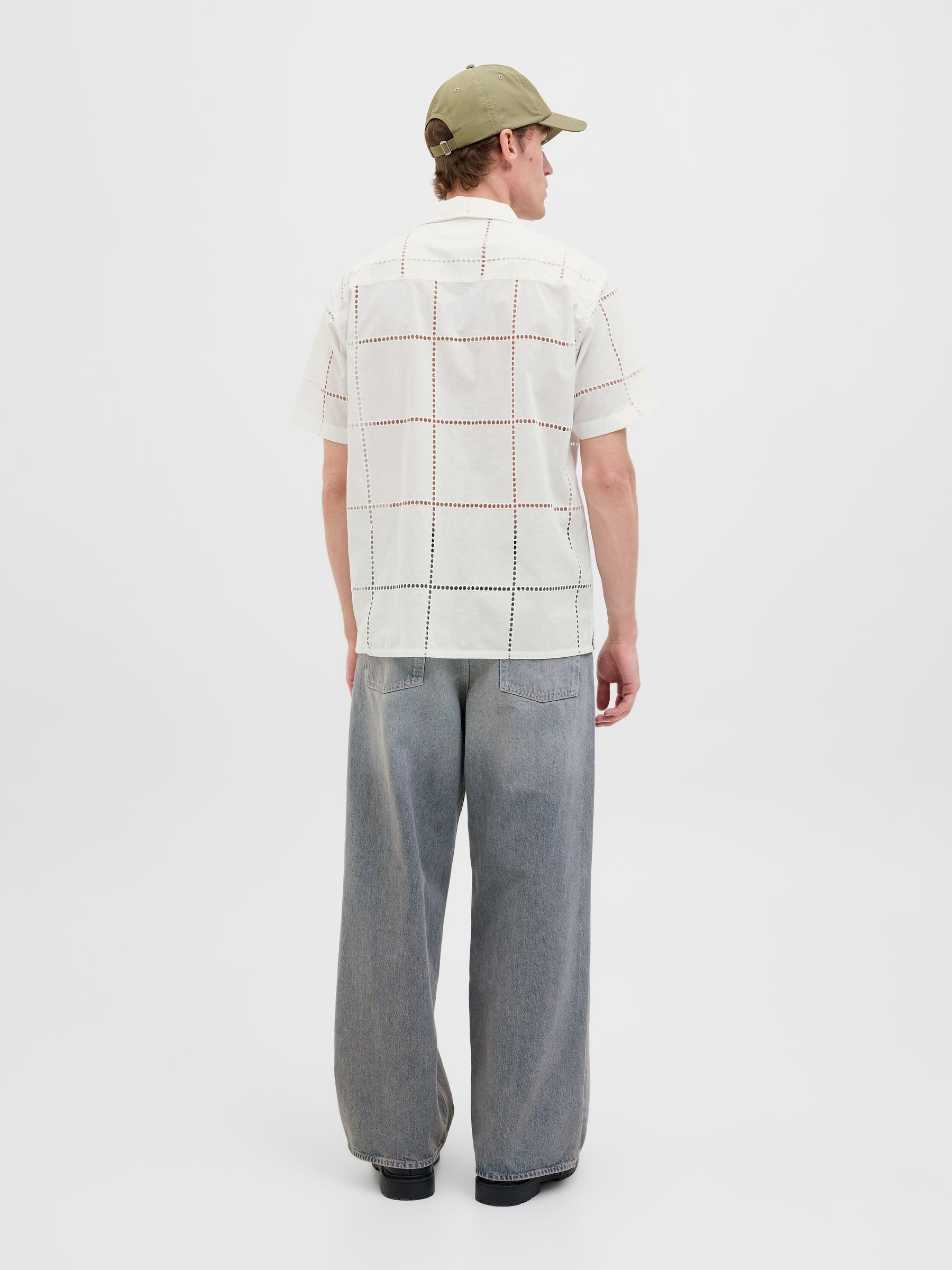 Jack & Jones Kurzarmhemd Modisches kurzärmeliges Design mit Lochmusterfür Baumwolle Regular Fit Kentkragen kariert wärmend Knöpfe