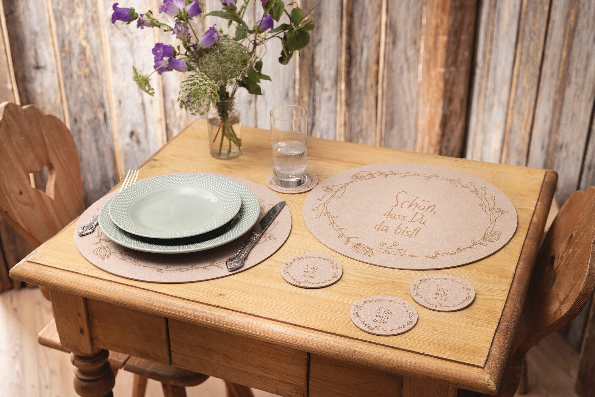 Dekoleidenschaft Platzset "Schön, dass Du da bist!" aus Filz, beige, rund Ø 38 cm, Platzmatte, (2-St., im Set), Tischset, Platzdeckchen, Unterlage, Tischdeckchen, Filzmatte