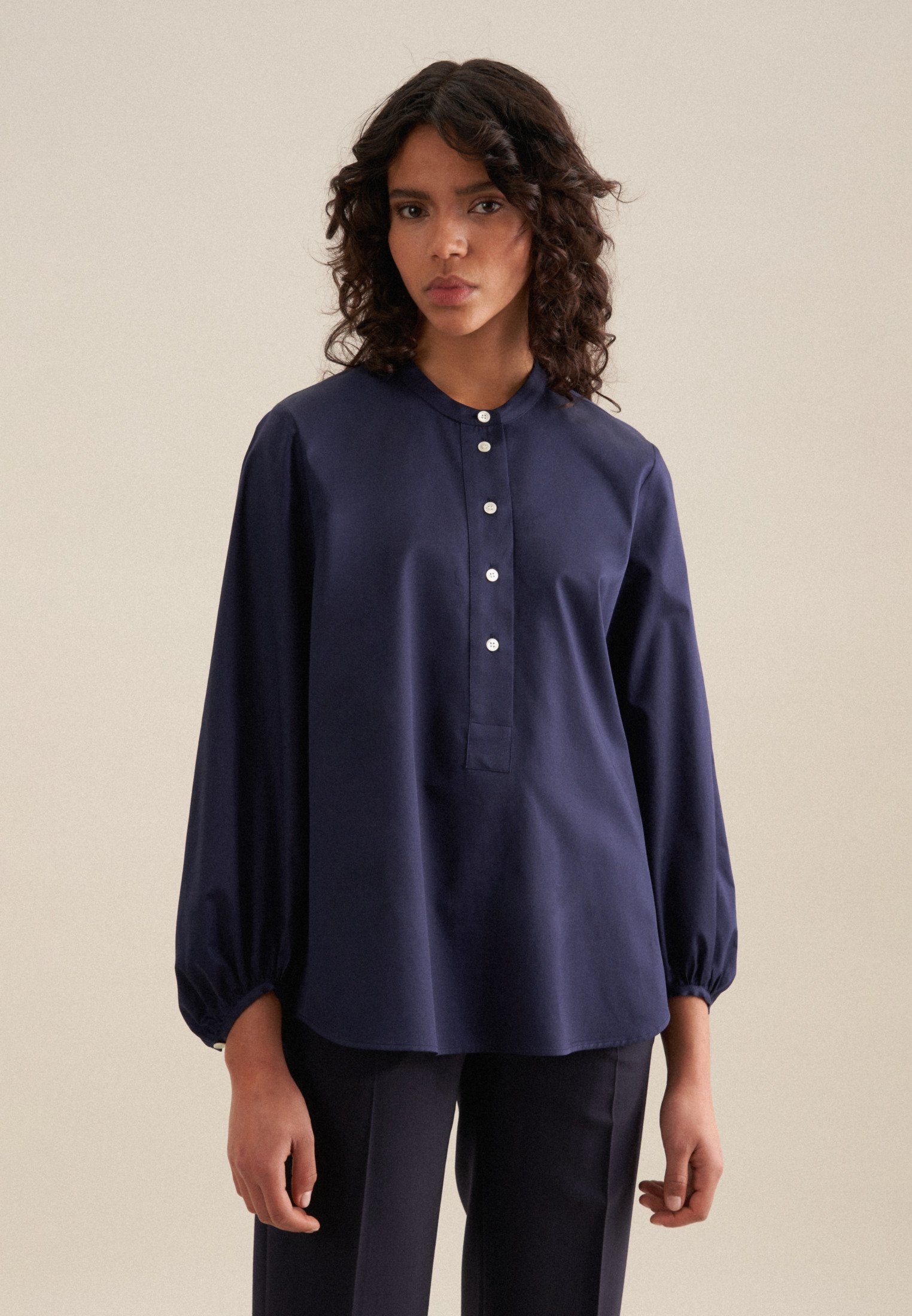 Klassische Bluse Schwarze Rose