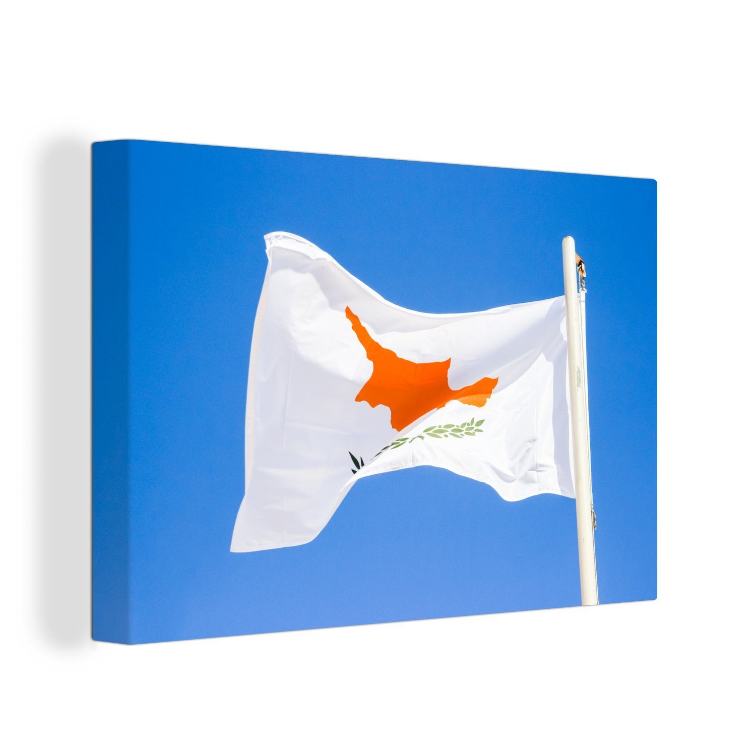 OneMillionCanvasses® Leinwandbild Fliegende Flagge Zyperns mit blauem Himmel, (1 St), Wandbild Leinwandbilder, Aufhängefertig, Wanddeko, 30x20 cm