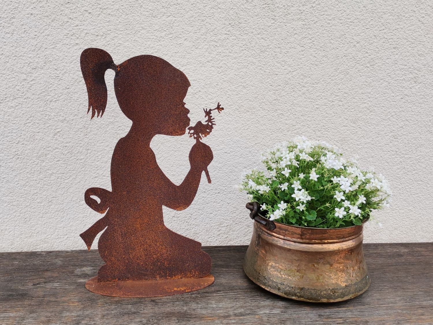 Dewoga Edelrost-Metalldesign Gartenfigur Mädchen mit Pusteblume - Edelrost, (0 St)