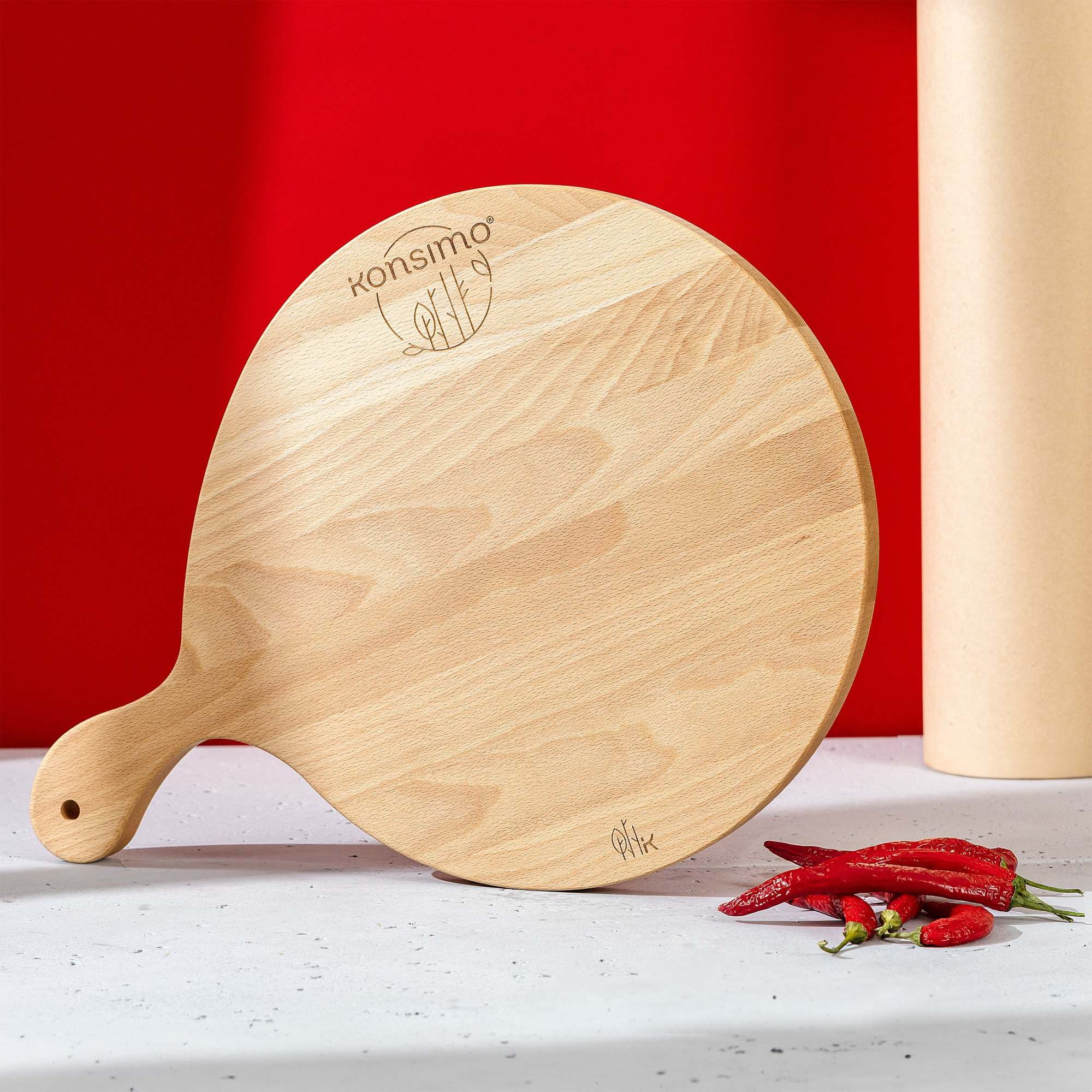 KONSIMO® Pizzaschneidebrett LESTE Rundes Pizzaschneidebrett, Massivholz, Buchenholz, (Maße: 45x2x32 cm), hergestellt in der EU, mit Griff, Handarbeit