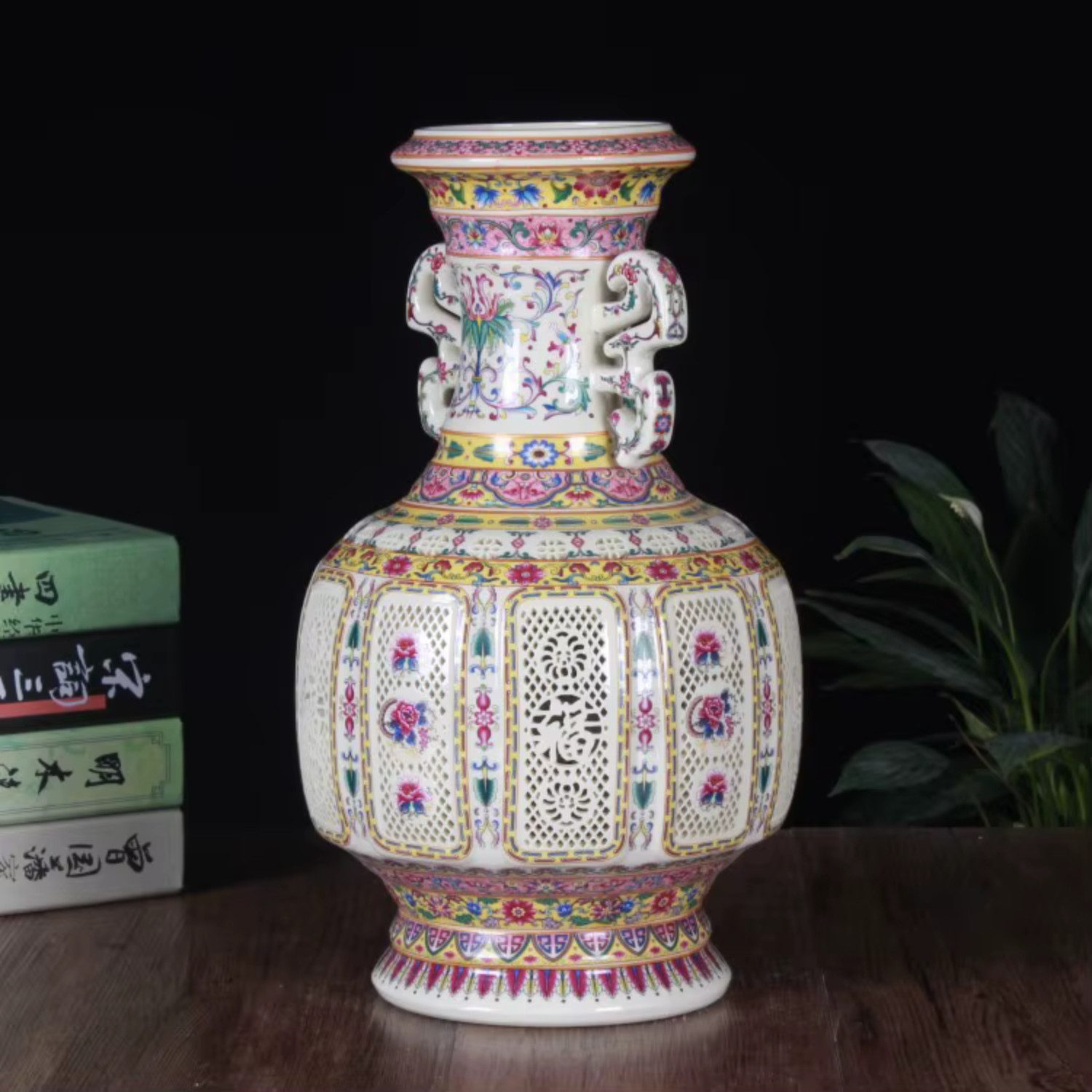Quality Elegance Dekovase Keramikvase mit Hohlstruktur – Pastellfarbenes Design mit Griffen