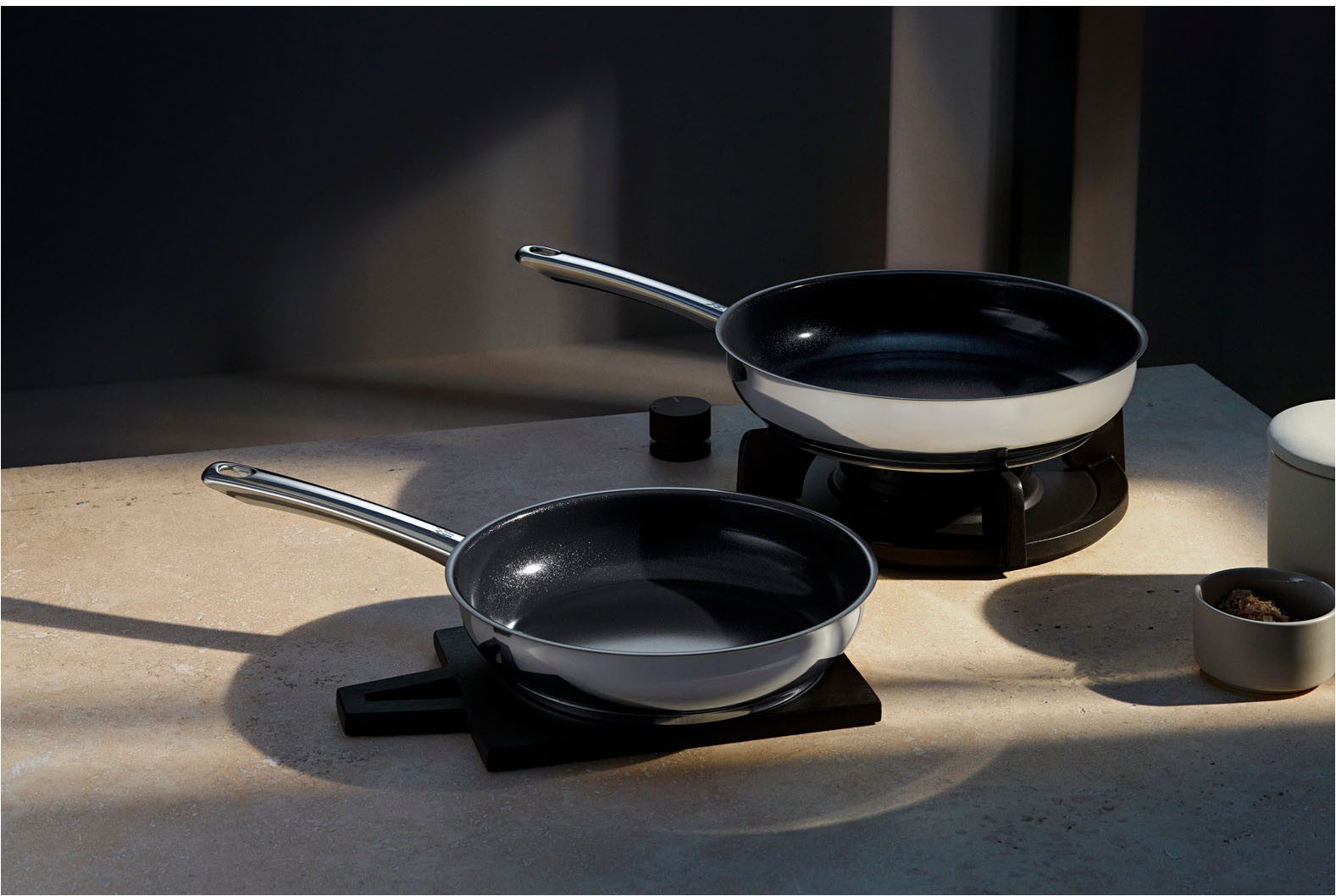 WMF Pfannen-Set Devil, Bratpfannen Induktion, robuste keramische Antihaftversiegelung, Cromargan® Edelstahl Rostfrei 18/10 (Set, 2-tlg., 2x Pfannen Ø 24/28 cm), für alle Herdarten geeignet, ergonomischer Edelstahlgriff