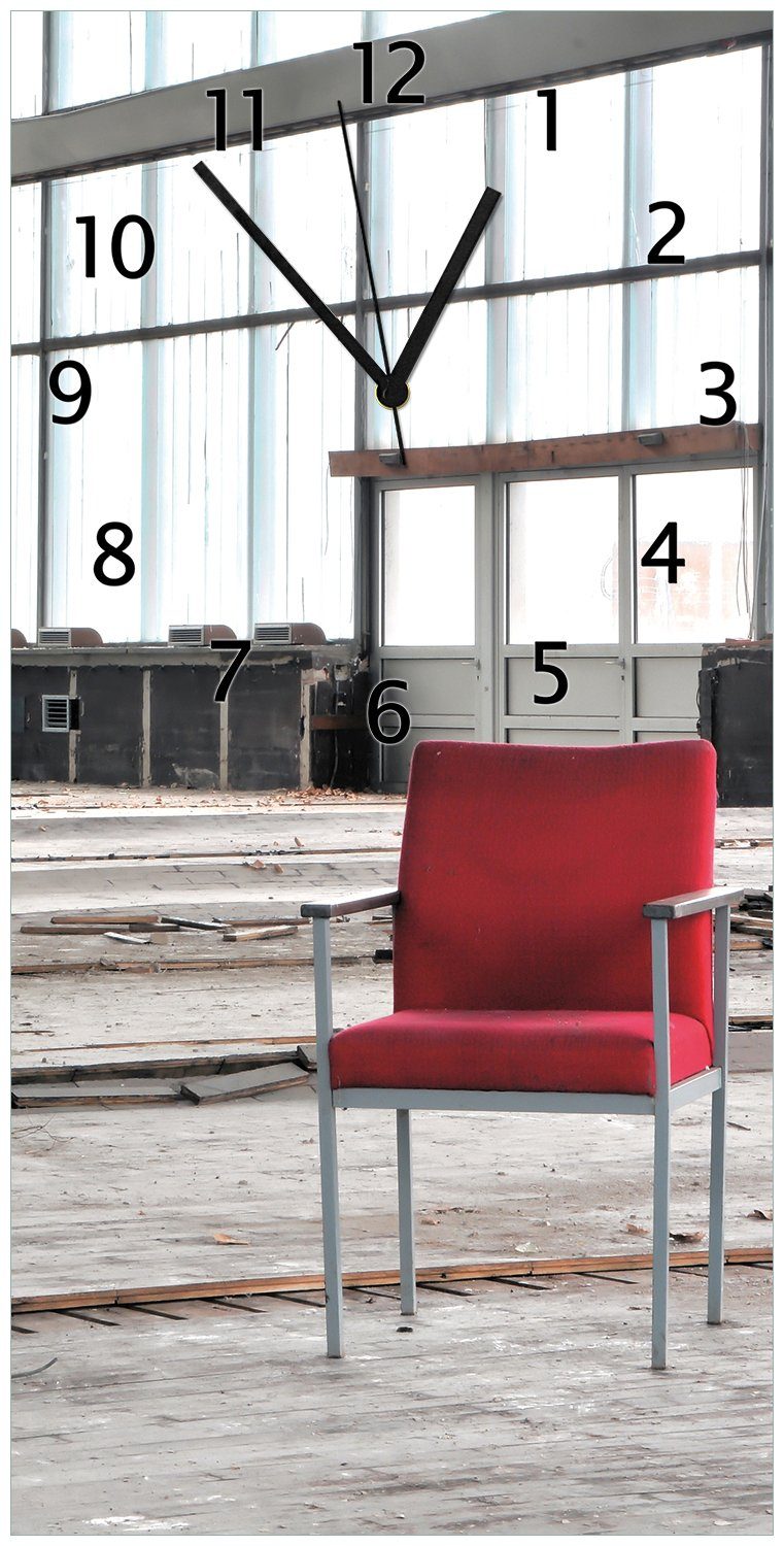 Wallario Wanduhr Stille und Leere - ein einsamer roter Stuhl in einer alten Halle (Uhr aus Acryl)