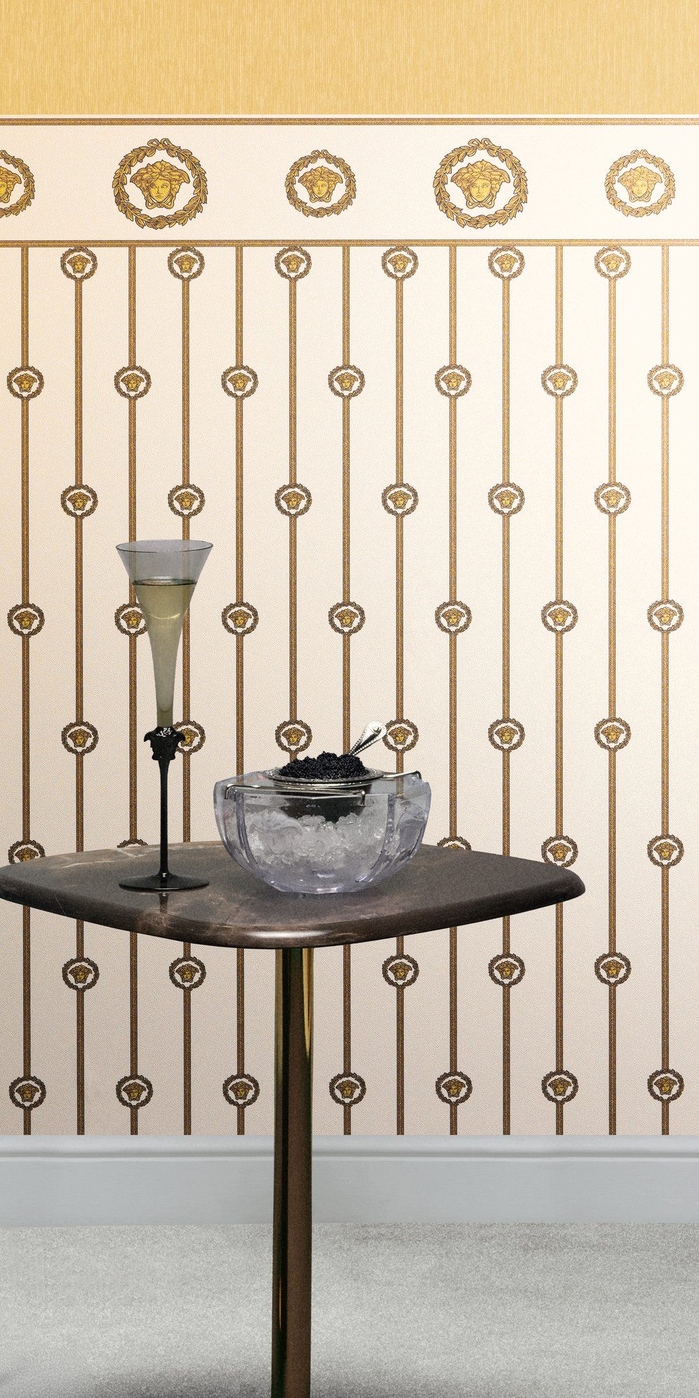 Versace Vliestapete Versace 6 I Love Baroque –, geprägt, 3D-Optik, Barock, Motiv, (1 St), Edle Bordüre mit ikonischem Medaillonmotiv & glänzender Struktur