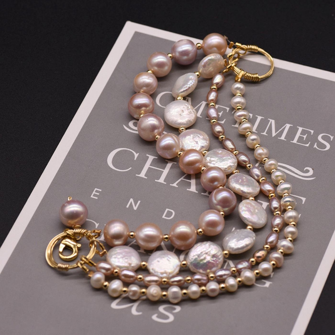 DTC GmbH Bettelarmband Barockes Perlenarmband,Süßwasserperlen-Armband in zwei Schichten (Die Weichheit der Perlen und die kalte Härte des Metalls verschmelzen miteinander und schaffen ein einzigartiges Gleichgewicht, das der Halskette einen stilvollen Look verleiht., 1-tlg)