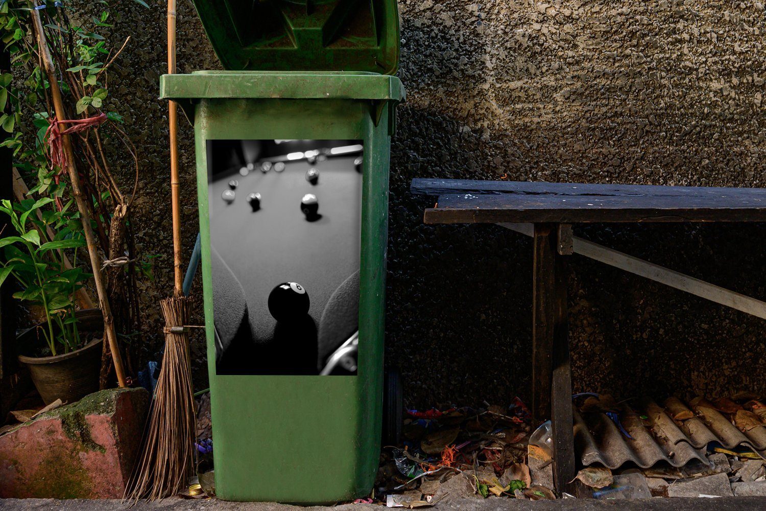 MuchoWow Wandsticker Eine Billardkugel Sticker, schwarz weiß (1 und liegt Abfalbehälter Mülltonne, bereit Mülleimer-aufkleber, Ziehen zum - St), Container
