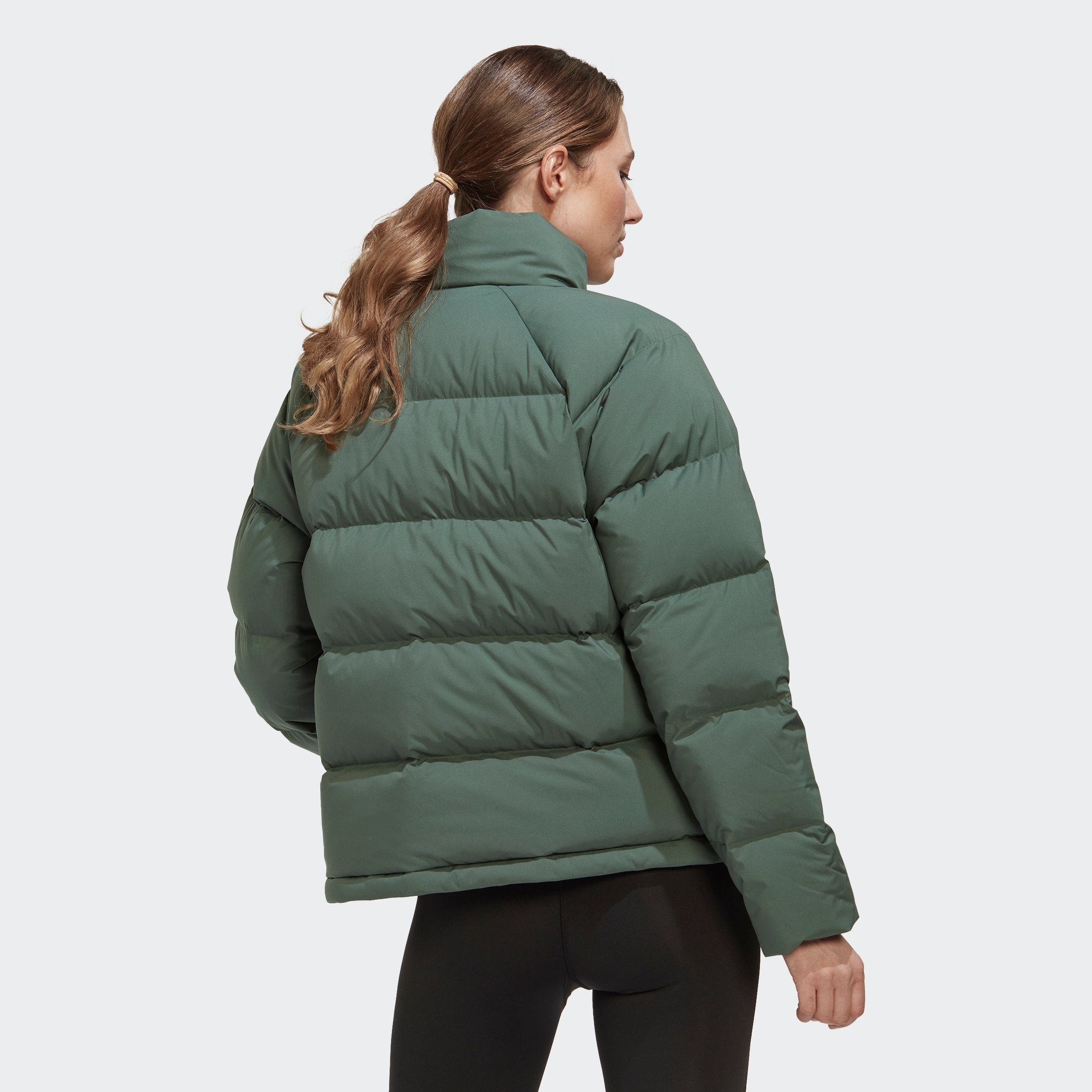 adidas Sportswear DAUNENJACKE RELAXED HELIONIC grün Outdoorjacke