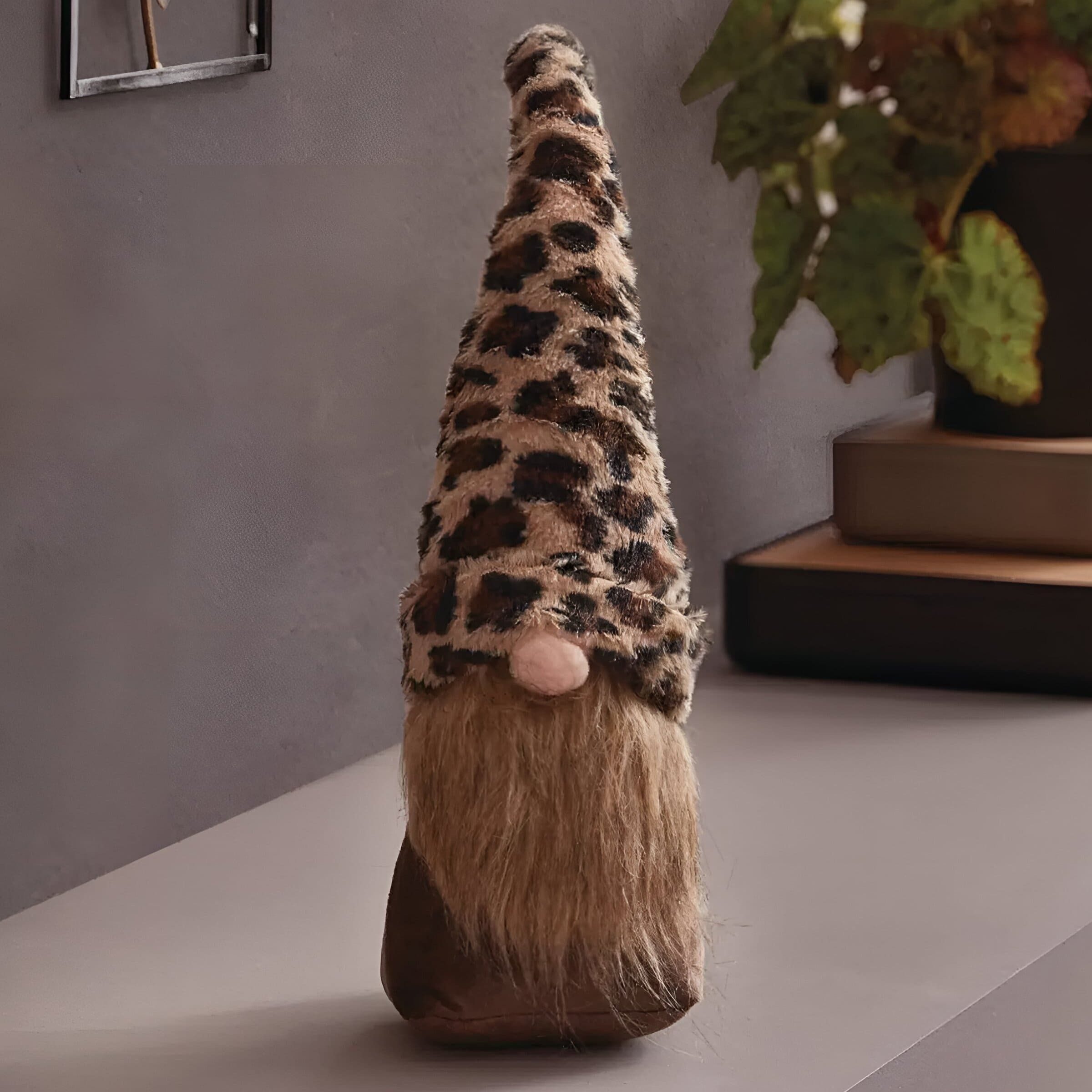 Dekoleidenschaft Wichtel "Leo" 42 cm groß stehend, Wichtelfigur mit Leopardenmuster, Türstopper, Dekowichtel Leopard, Türaufhalter, Weihnachtsdeko