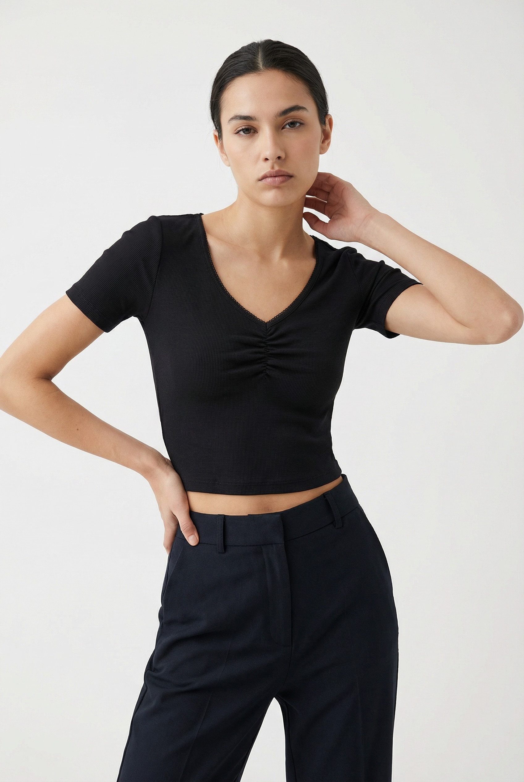 ONLY Kurzarmshirt ONLBETTY LIFE S/S SCALLOP V-NECK CC JRS mit Raffung am Ausschnitt