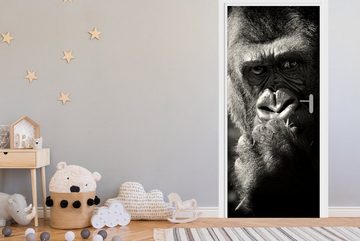 MuchoWow Türtapete Gorilla auf schwarzem Hintergrund in Schwarz und Weiß, Matt, bedruckt, (1 St), Fototapete für Tür, Türaufkleber, 75x205 cm