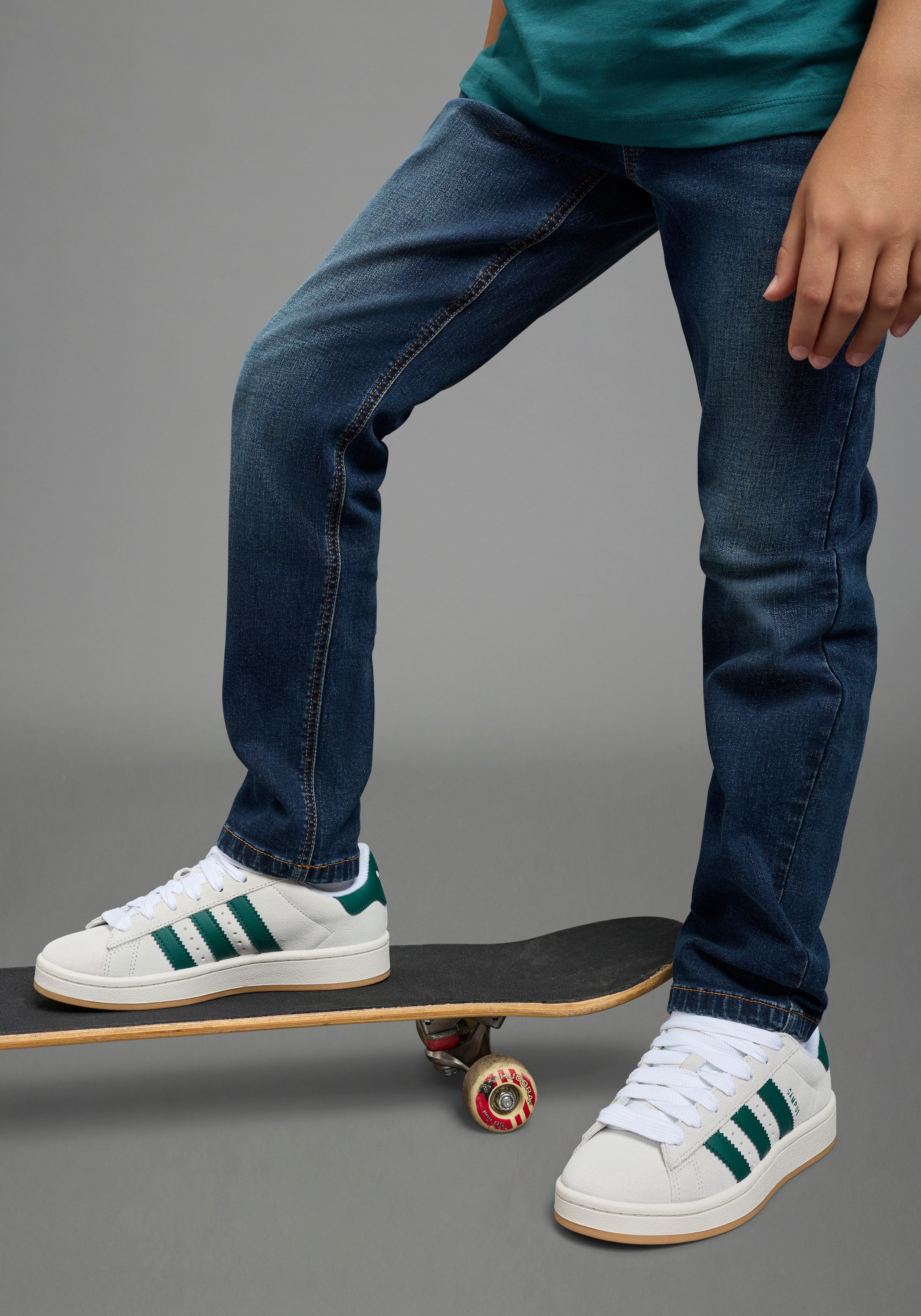 KIDSWORLD Straight-Jeans Gerade Stretchjeans Stretchjeans in authentischer Waschung