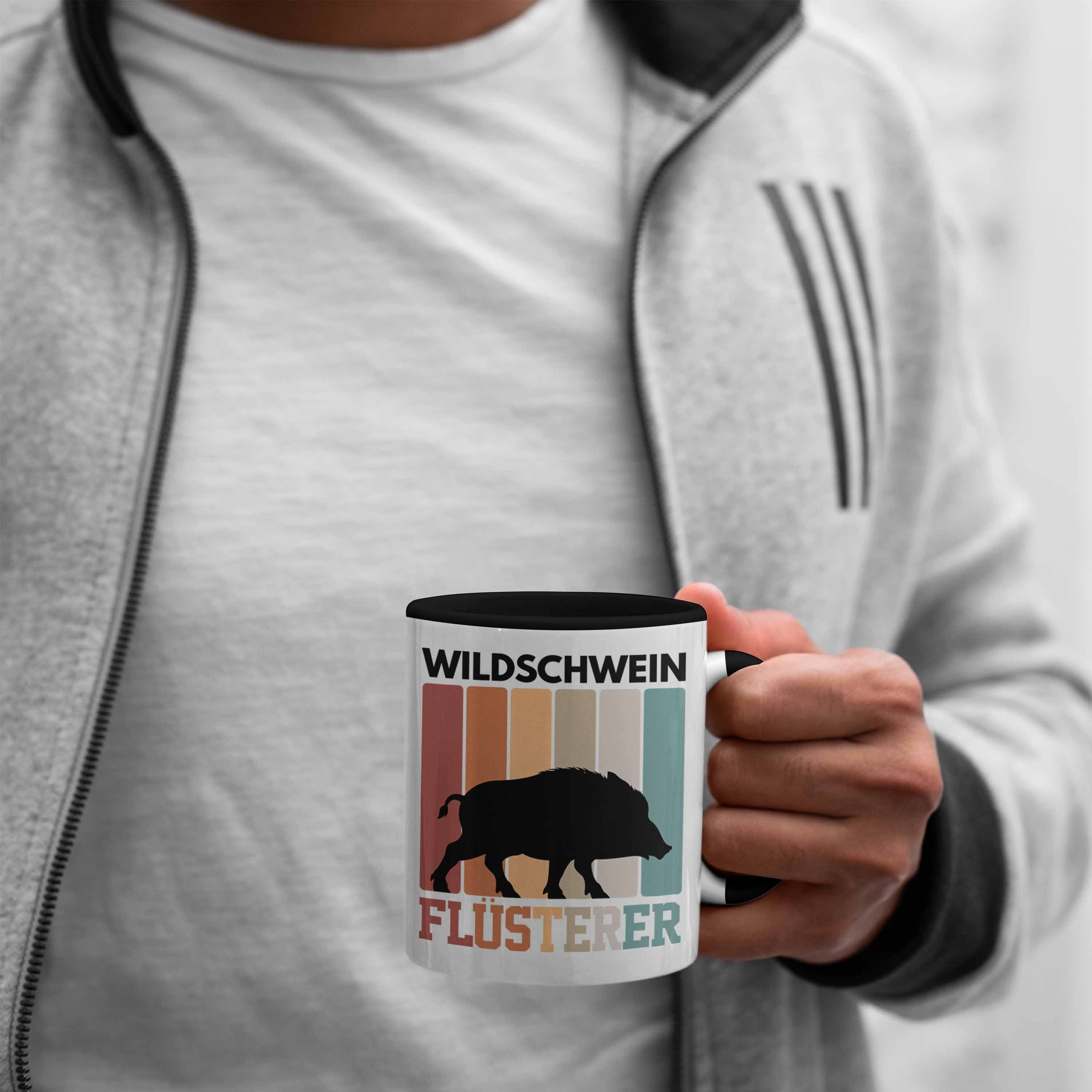 Trendation Tasse Trendation - Jäger Geschenk Gesche Flüsterer Tasse Schwarz Lustige Wildschwein
