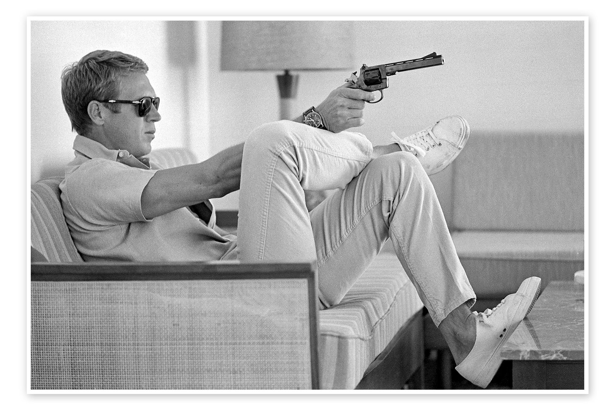 Posterlounge Poster Celebrity Collection, Steve McQueen mit Revolver, Wohnzimmer Fotografie